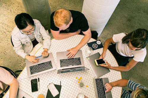 Gratis Foto De Personas Que Usan Laptop Foto de stock