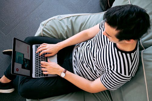 Foto De Homem Usando Laptop