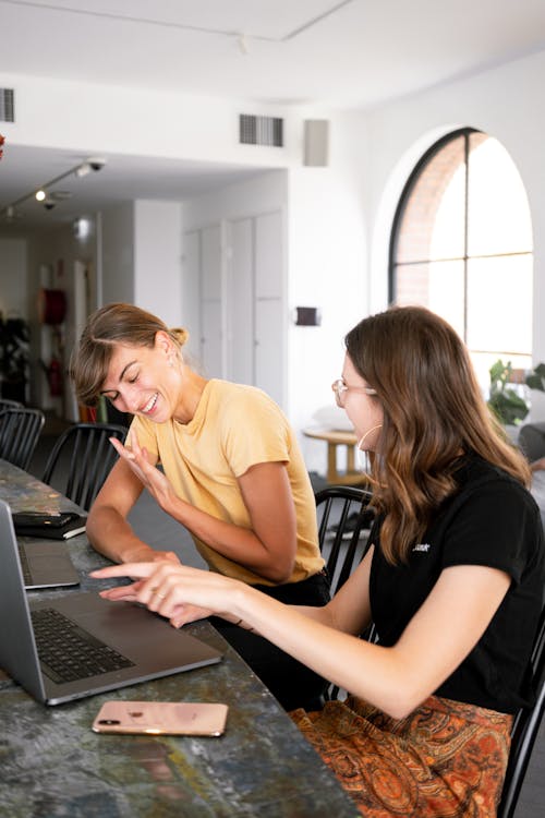 Gratis lagerfoto af arbejde, arbejder, bærbar computer