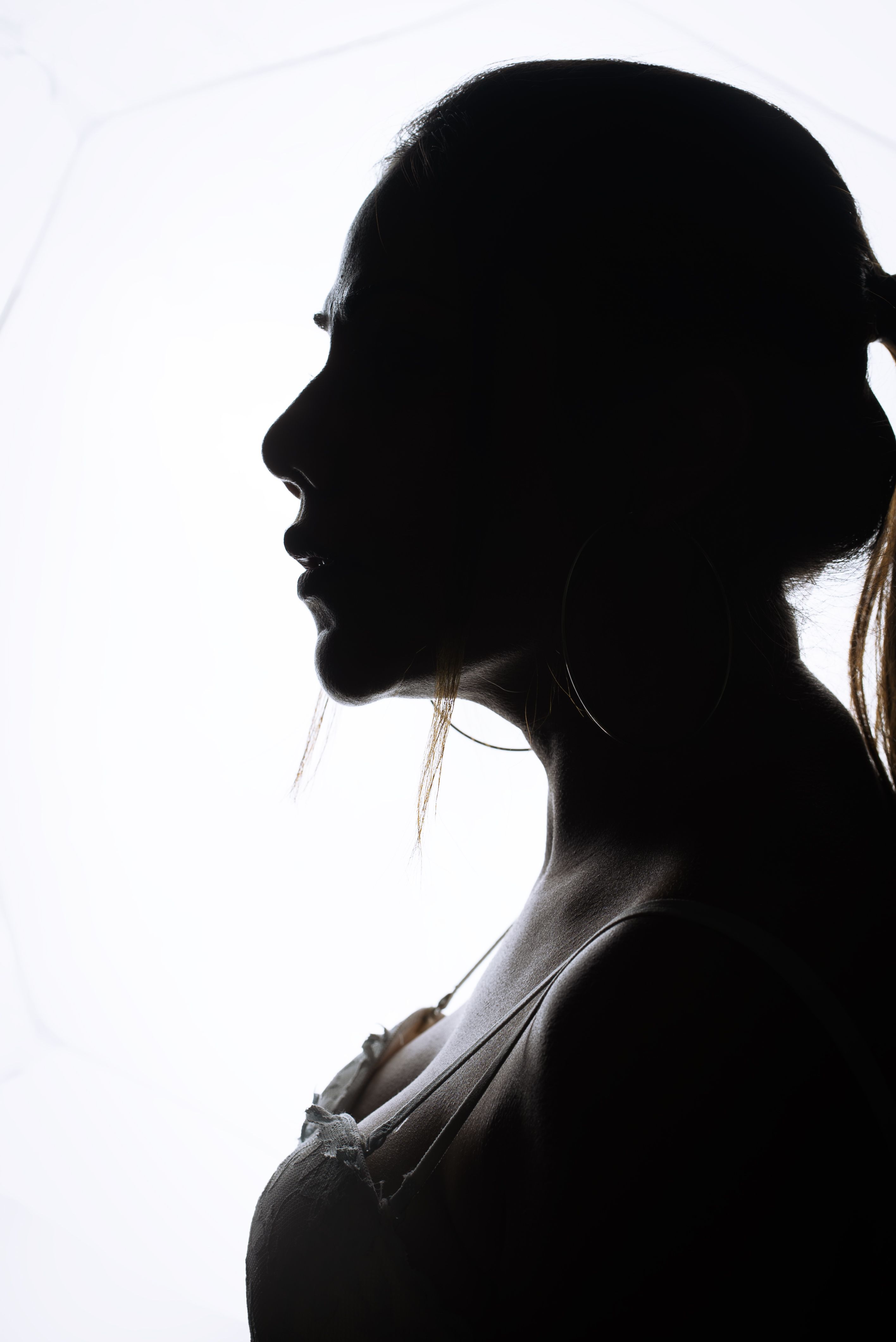 Silueta Dramática De Una Mujer De Perfil · Foto de stock gratuita