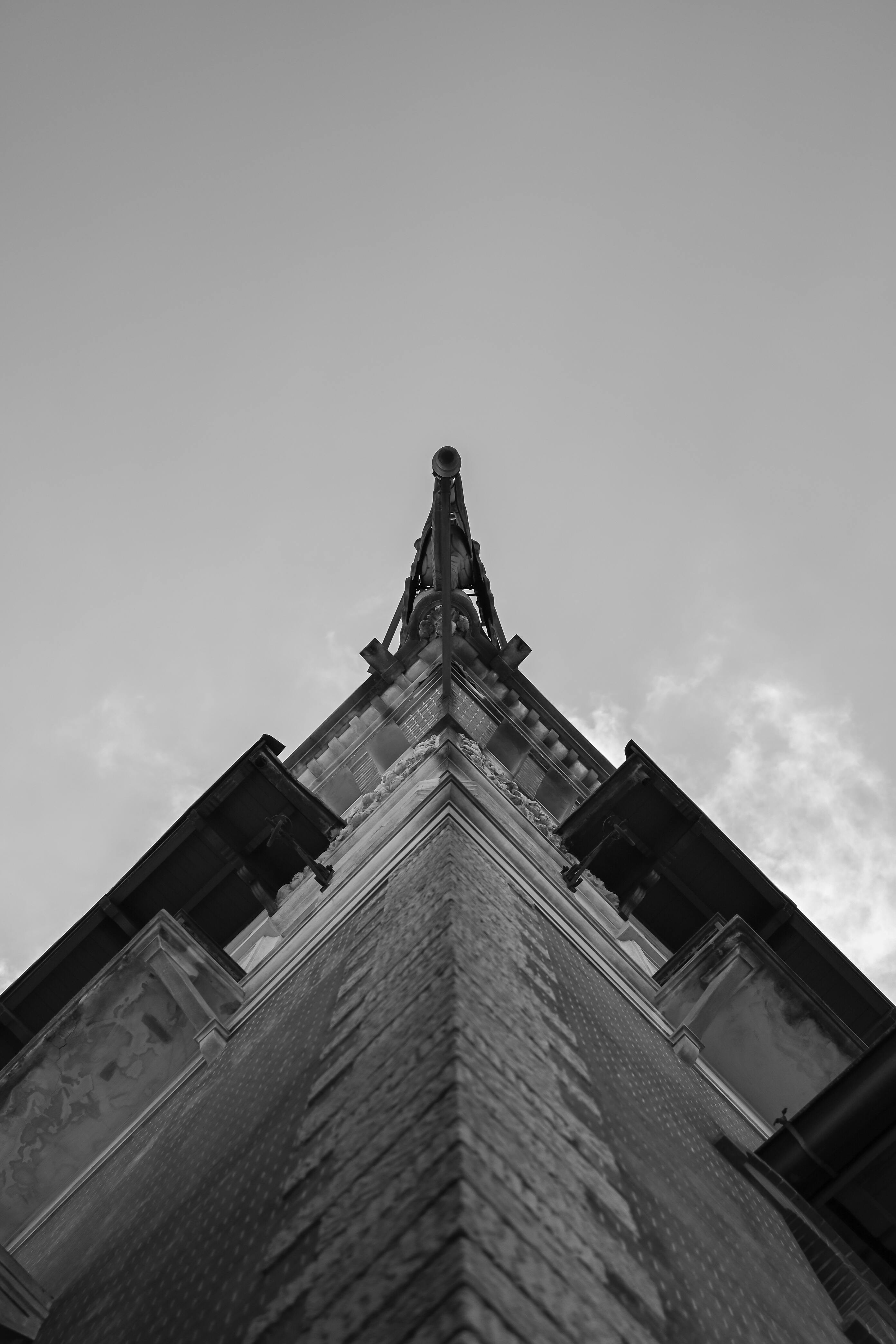 Gratis Et slående billede opad af et kirkespir i sort-hvid, der fremhæver arkitektoniske detaljer og kontrast. Lagerfoto