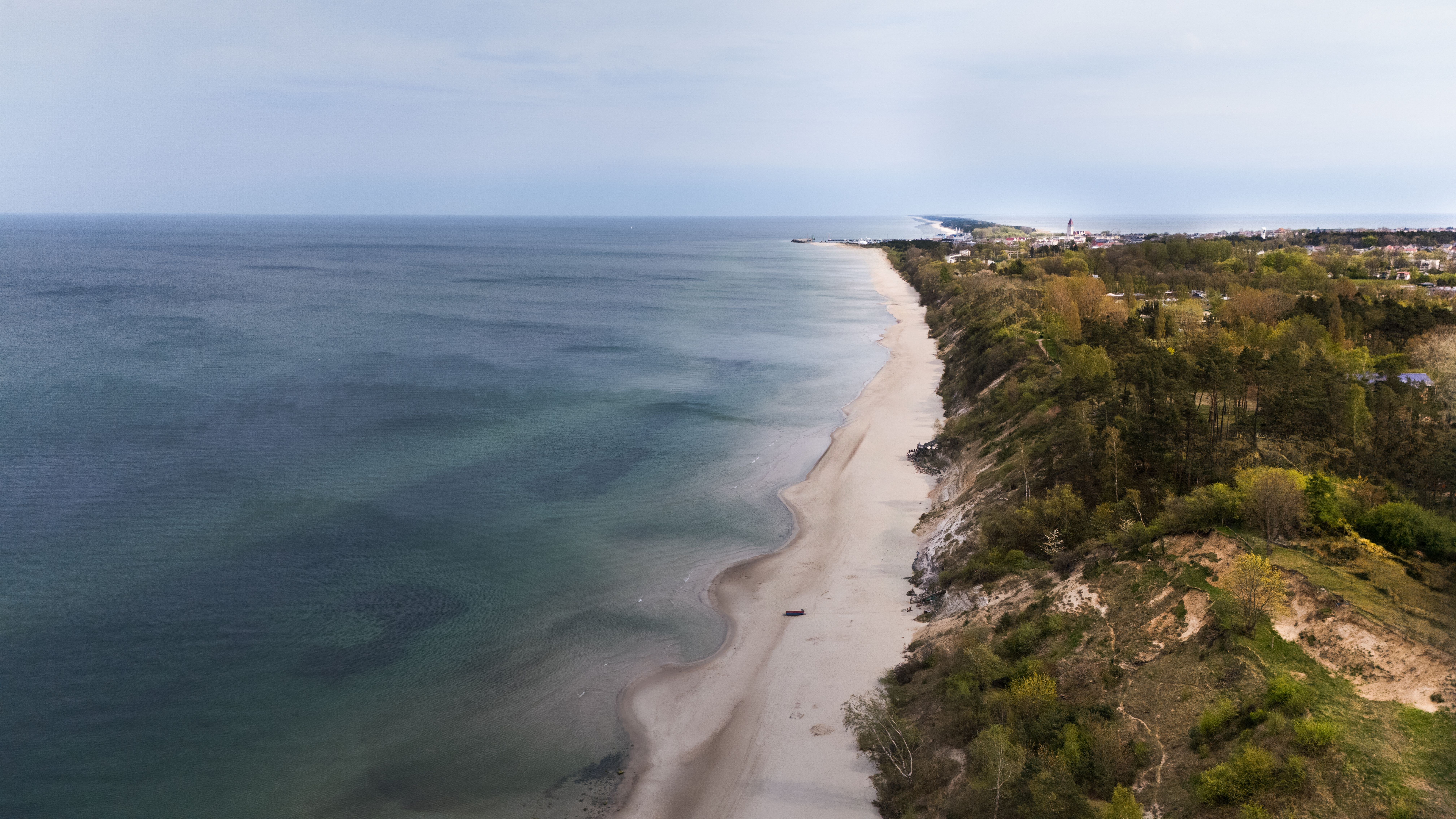 Scenic aerial view of Chłapowo, Poland coastline with sandy beaches and turquoise sea. — Trójmiasto