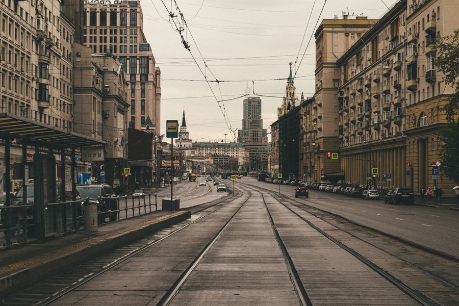 Perspectivă stradală cu arhitectură istorică într-un oraș est-european, atmosferă contemplativă