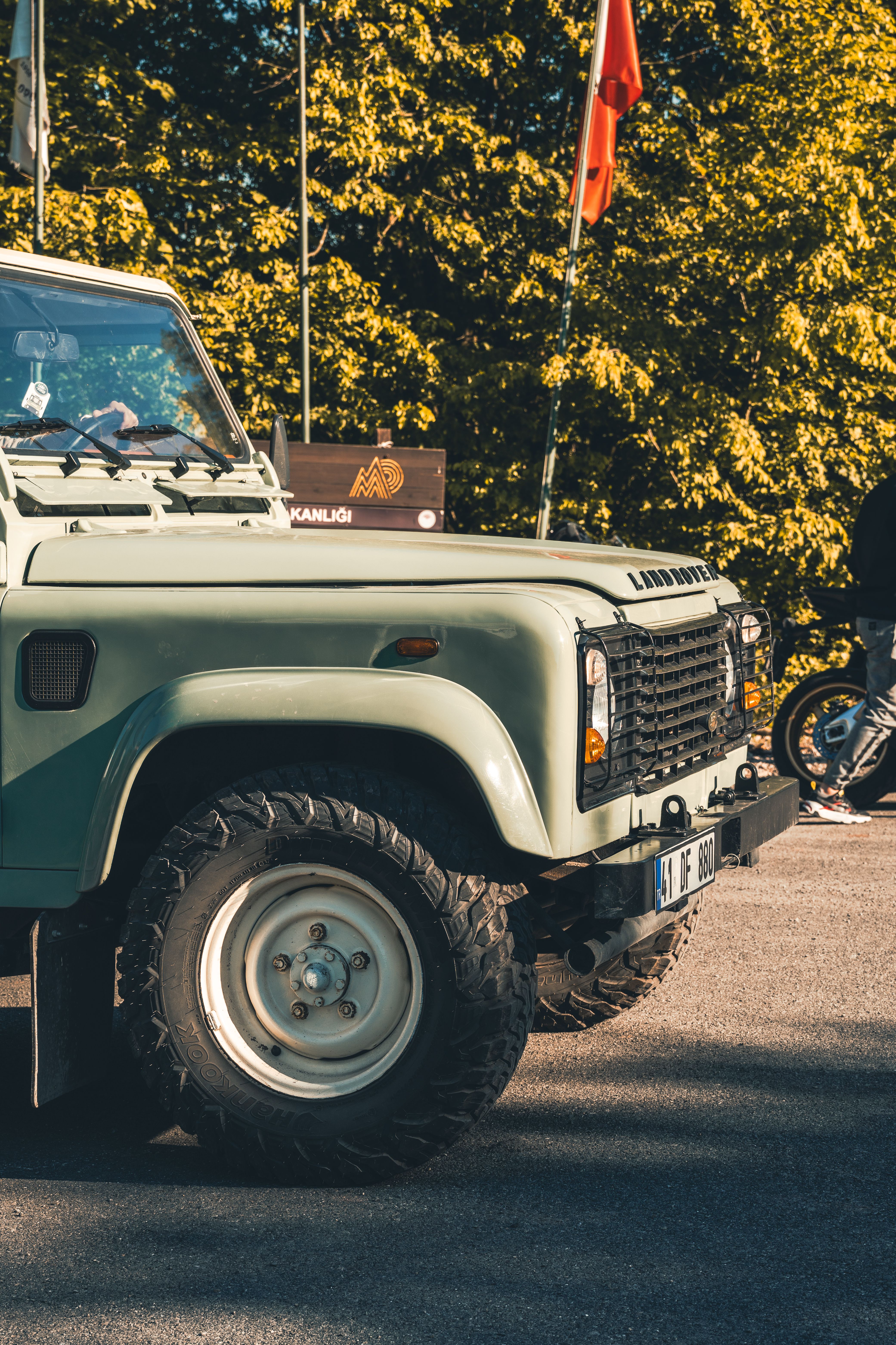 Vintage Land Rover in Sunny Outdoor Setting · Free Stock Photo