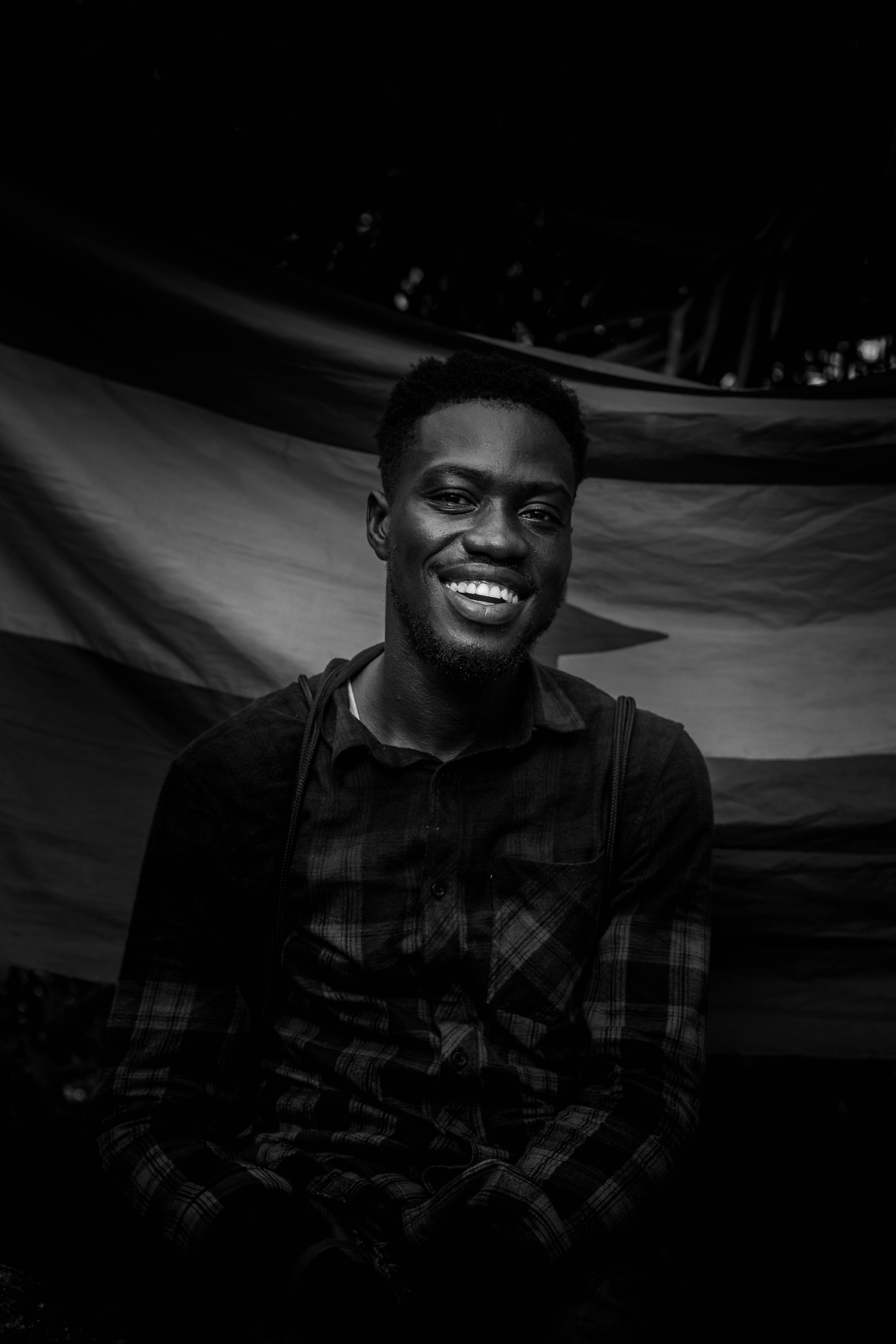 Retrato En Blanco Y Negro De Un Hombre Sonriente · Foto de stock gratuita