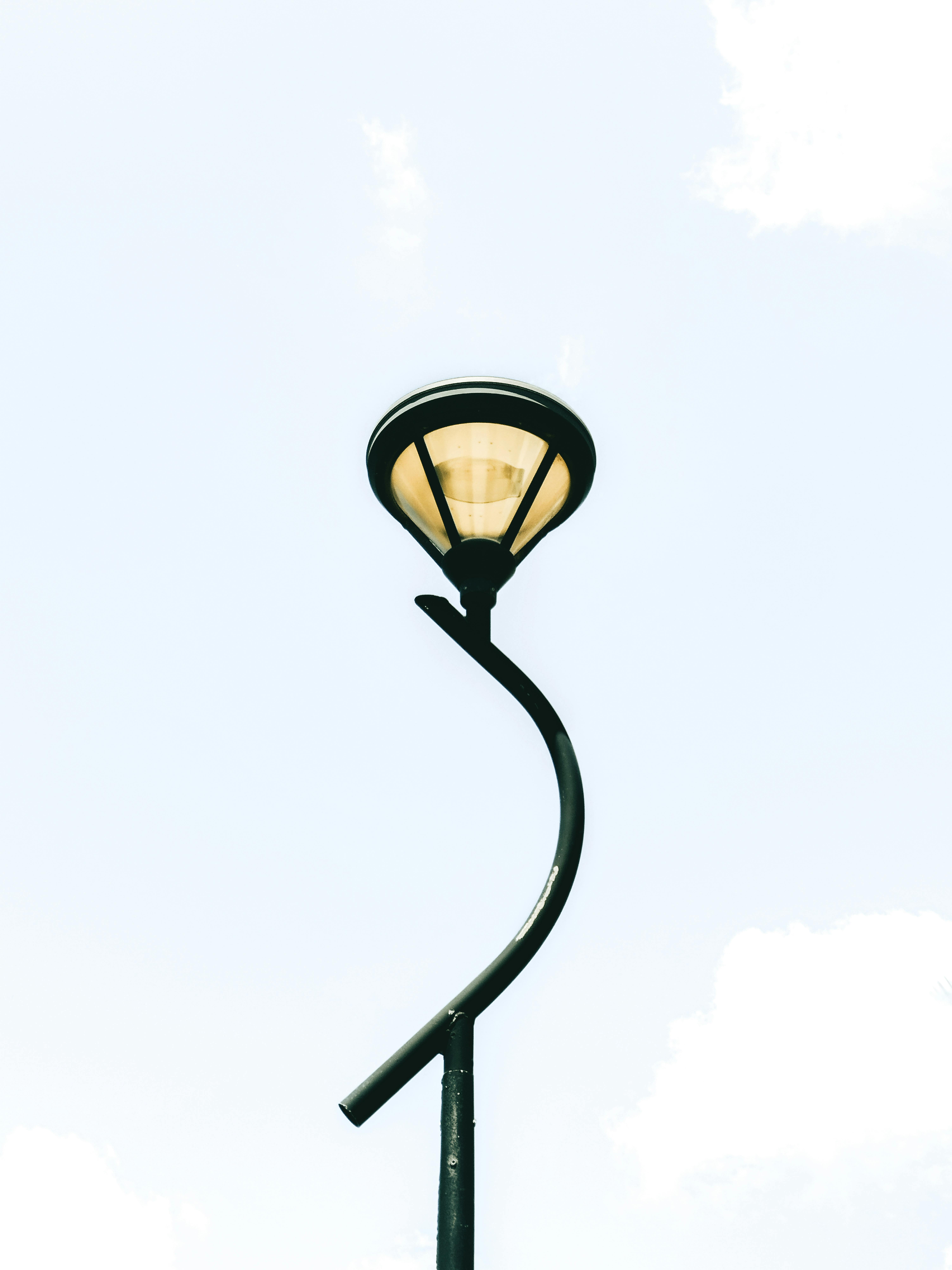 bezplatná Minimalistický snímek pouliční lampy s unikátním designem proti jasné obloze v Kenitře v Maroku. Základová fotografie