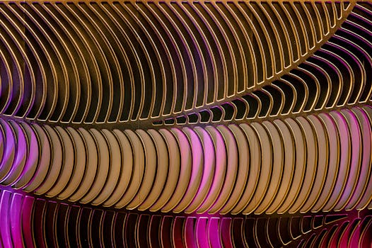 这幅抽象艺术作品色彩缤纷，图案曲线复杂，色调充满活力