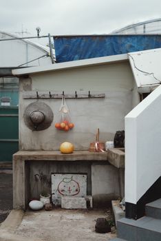 Charming outdoor kitchen with a straw hat, fruits, and rustic decor creating a cozy atmosphere. - Fotografer Sidoarjo