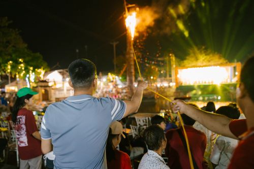 Free A lively night festival scene with fireworks and people enjoying the vibrant atmosphere. Stock Photo