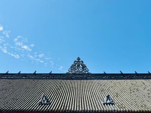 Free A traditional ornate rooftop against a clear blue sky, showcasing cultural architecture. Stock Photo