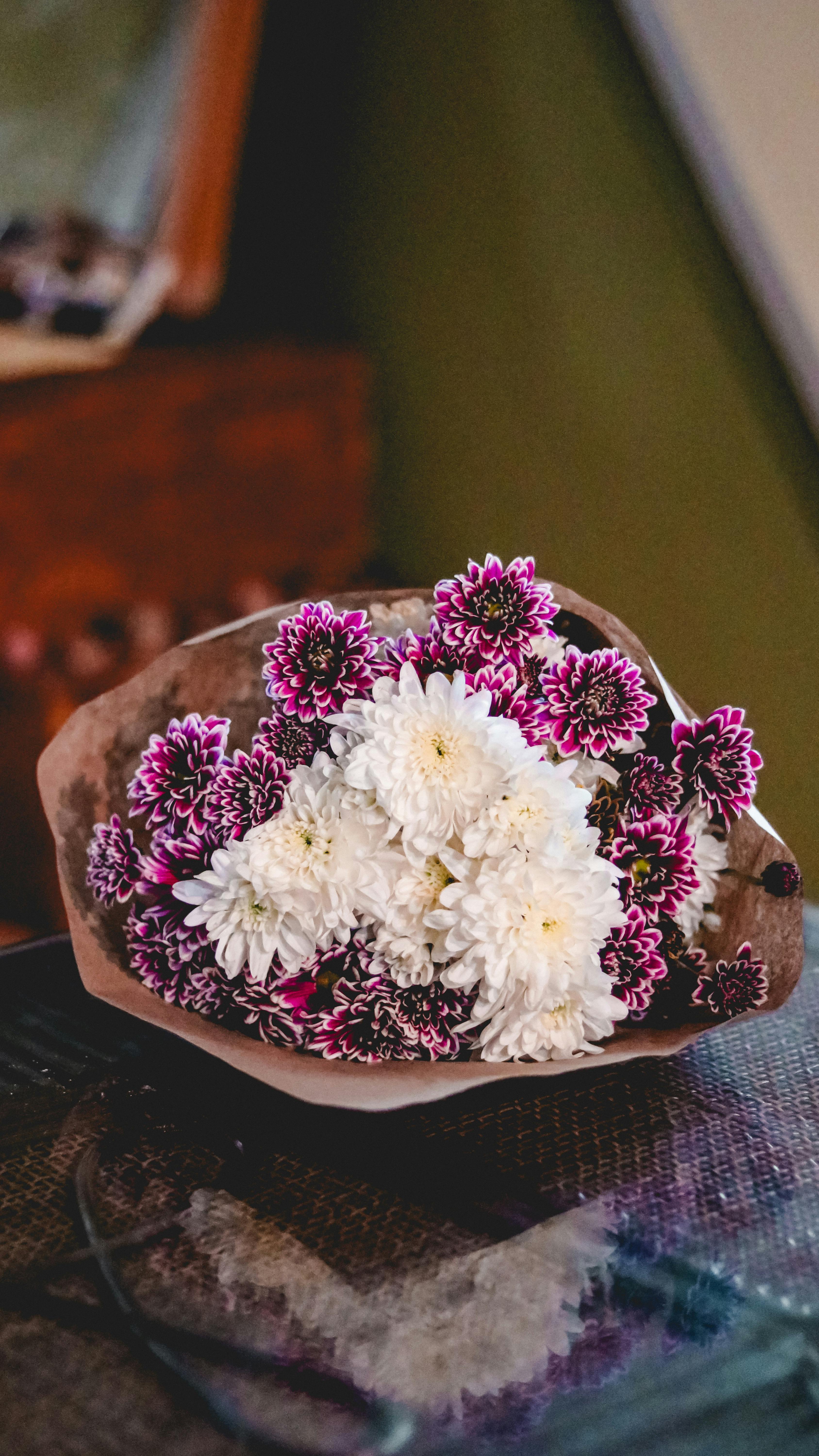 [ColoSach]-artistic-bouquet-of-white-and-purple-flowers-on-a-table,-perfect-for-decor-inspiration.