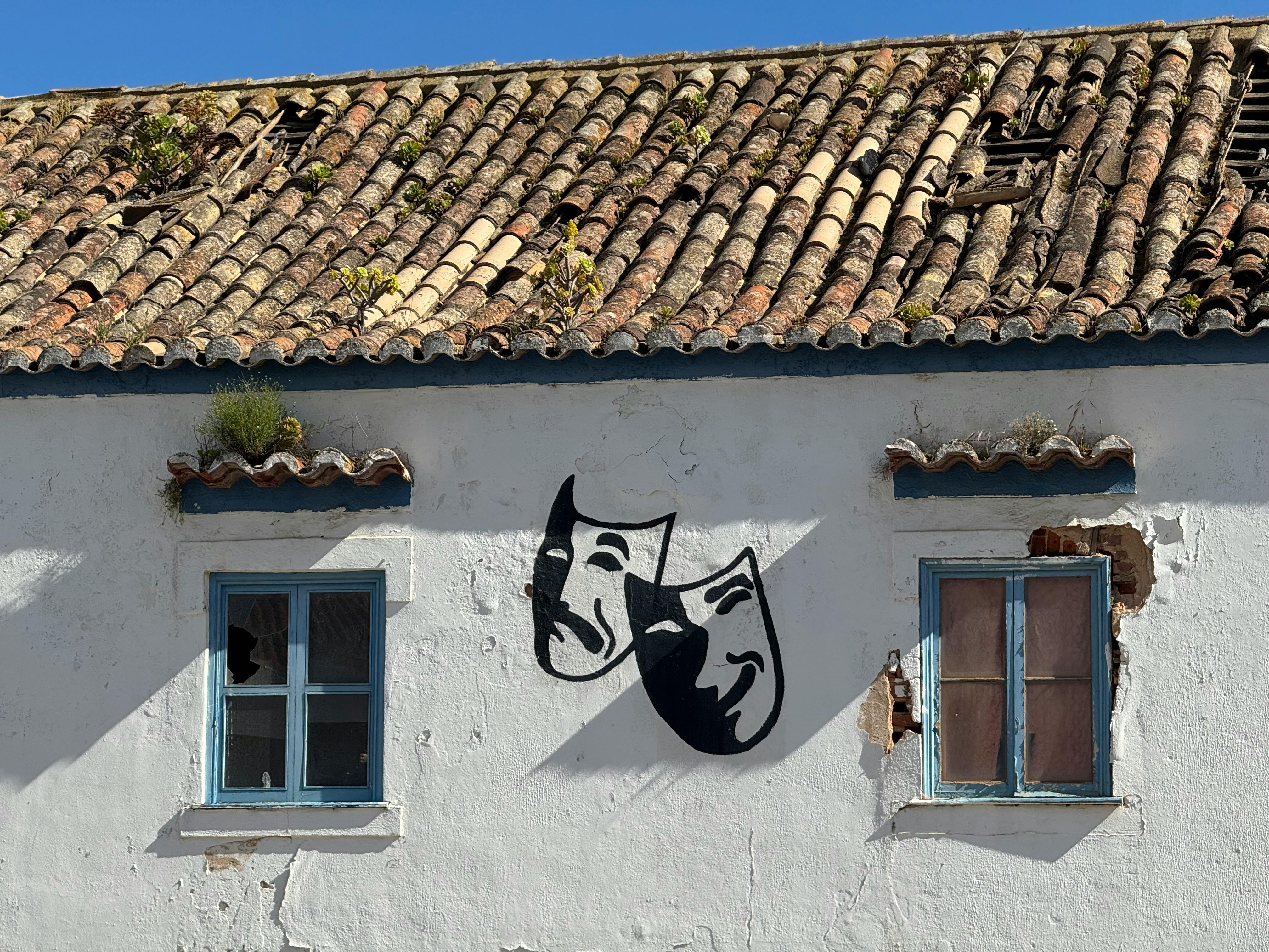 classic Greek tragedy mask - what is dramatic irony