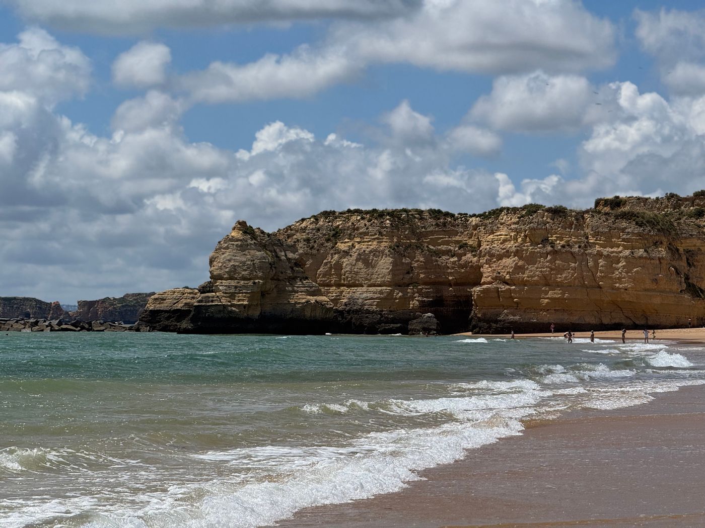 Costa do Algarve com falésias dramáticas