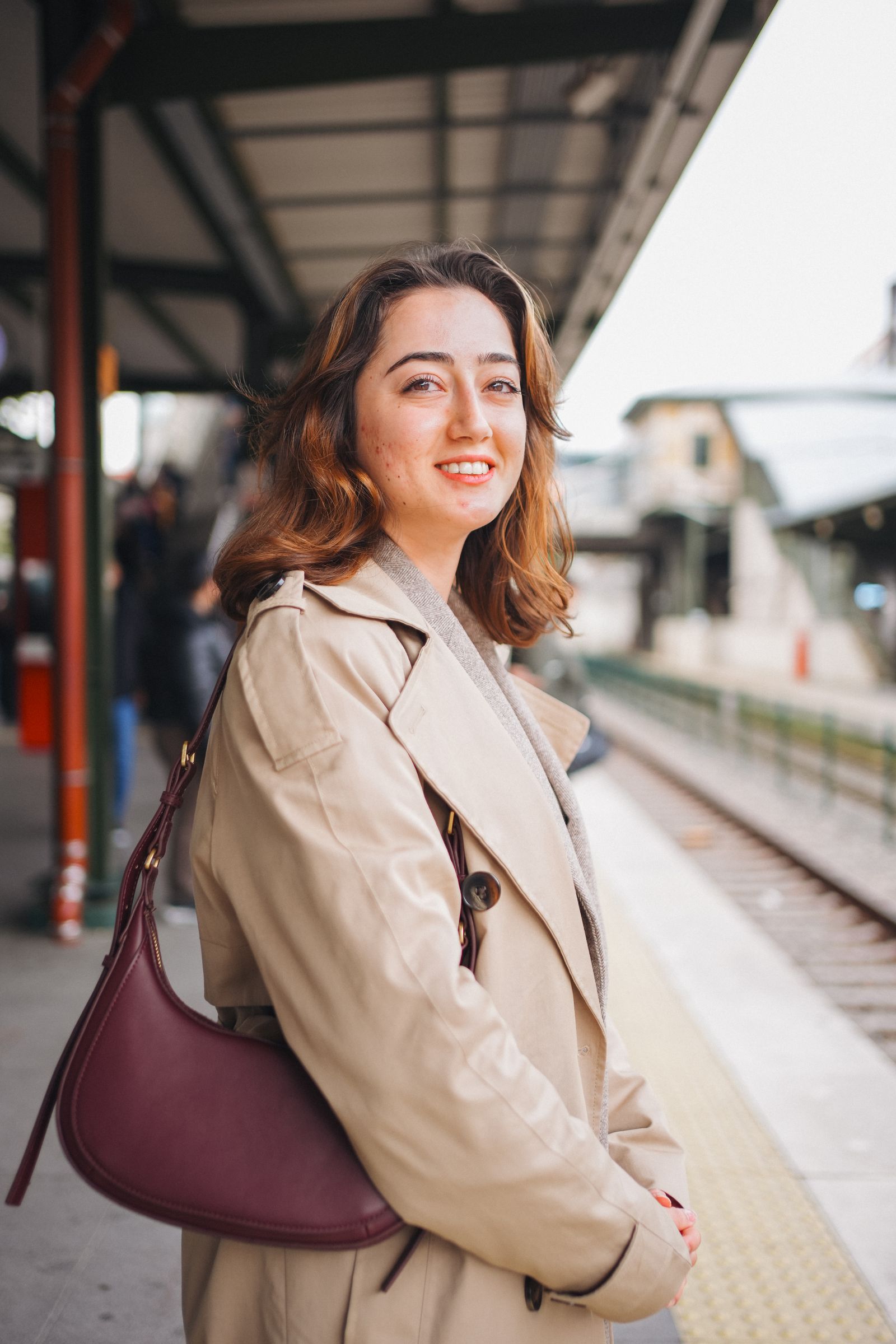 Voyageuse souriante dans une gare
