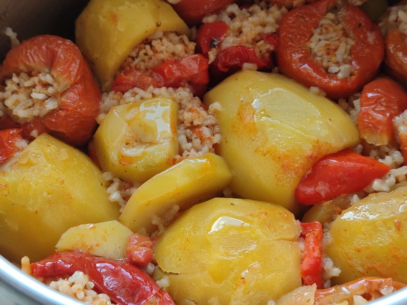 Tomates et poivrons farcis au four, garnis d'une farce parfumée