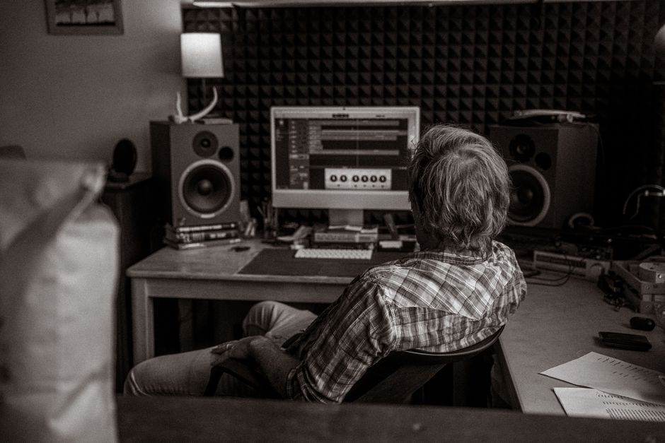 Detail einer Akustiklösung mit Wandpaneelen und ruhigem Arbeitsplatz-Setup
