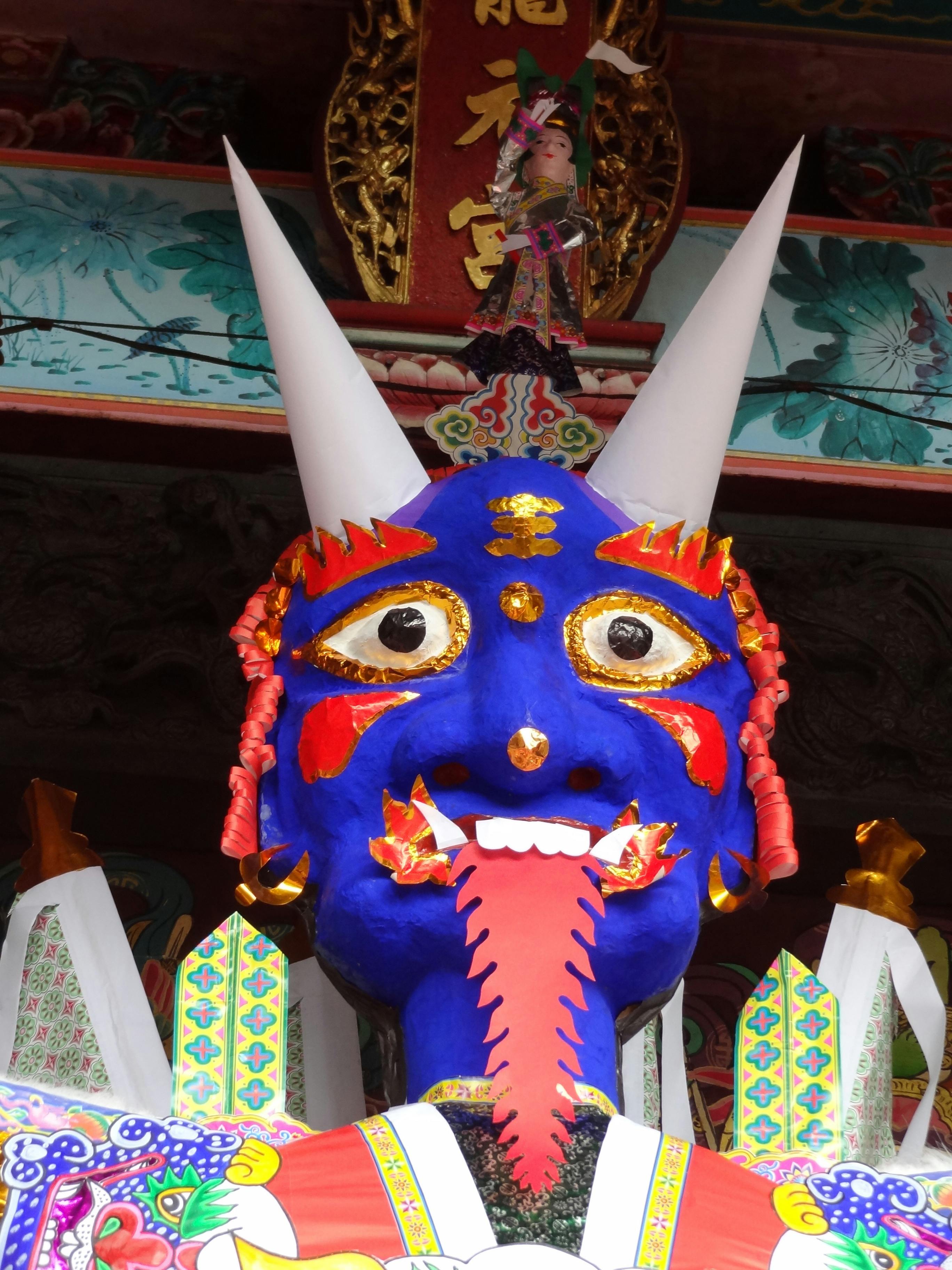 Gratuit Gros plan d'un masque de festival traditionnel chinois coloré avec un visage bleu vif et des décorations ornées. Photos