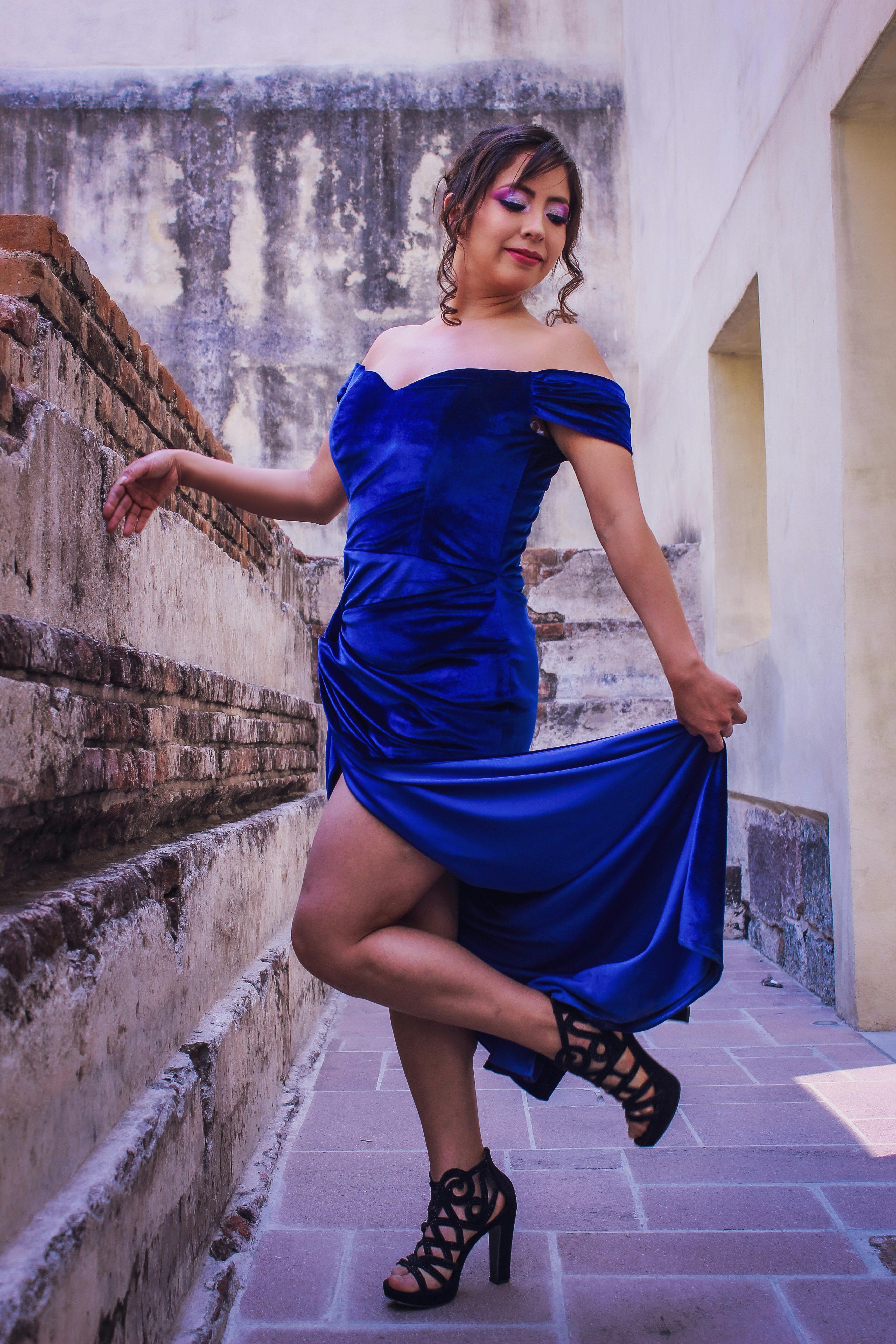 grátis Modelo de vestido azul posando em um museu vintage na Cidade do México. Foto profissional