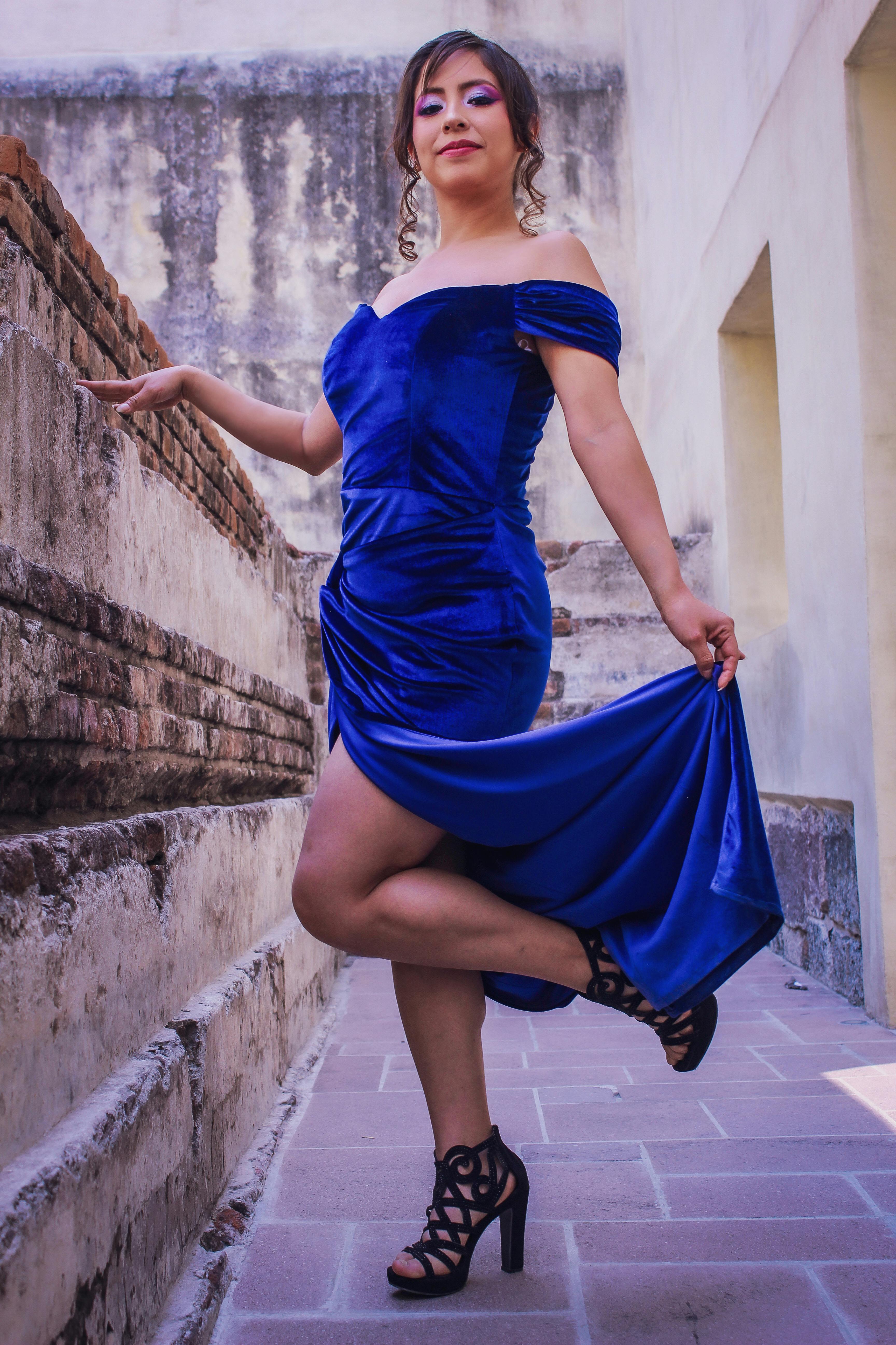 Gratuit Un mannequin à la mode pose élégamment dans une robe de soirée bleue dans un décor historique mexicain. Photos