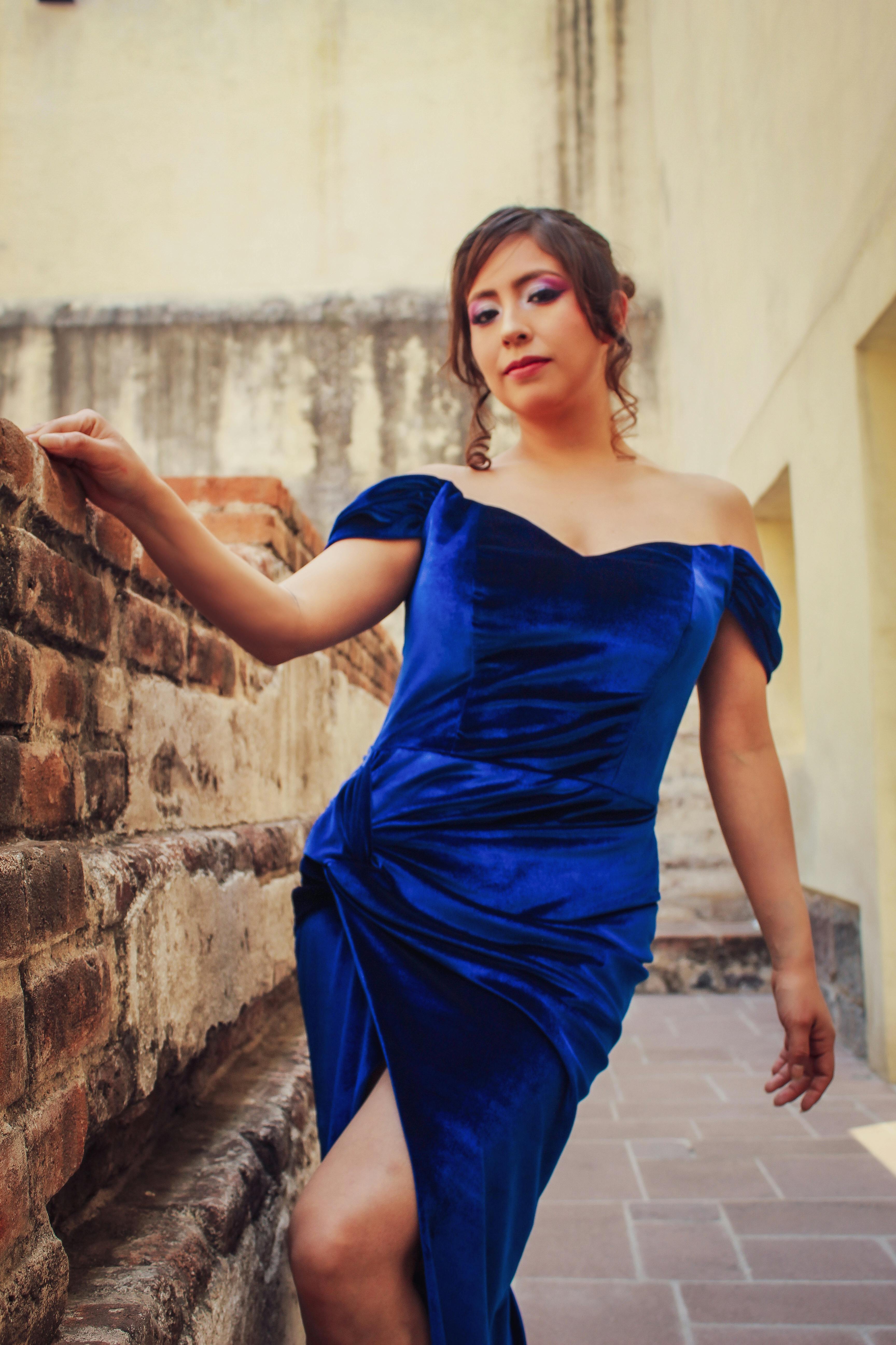 Gratuit Une femme posant dans une luxueuse robe bleue devant une architecture historique à Mexico. Photos