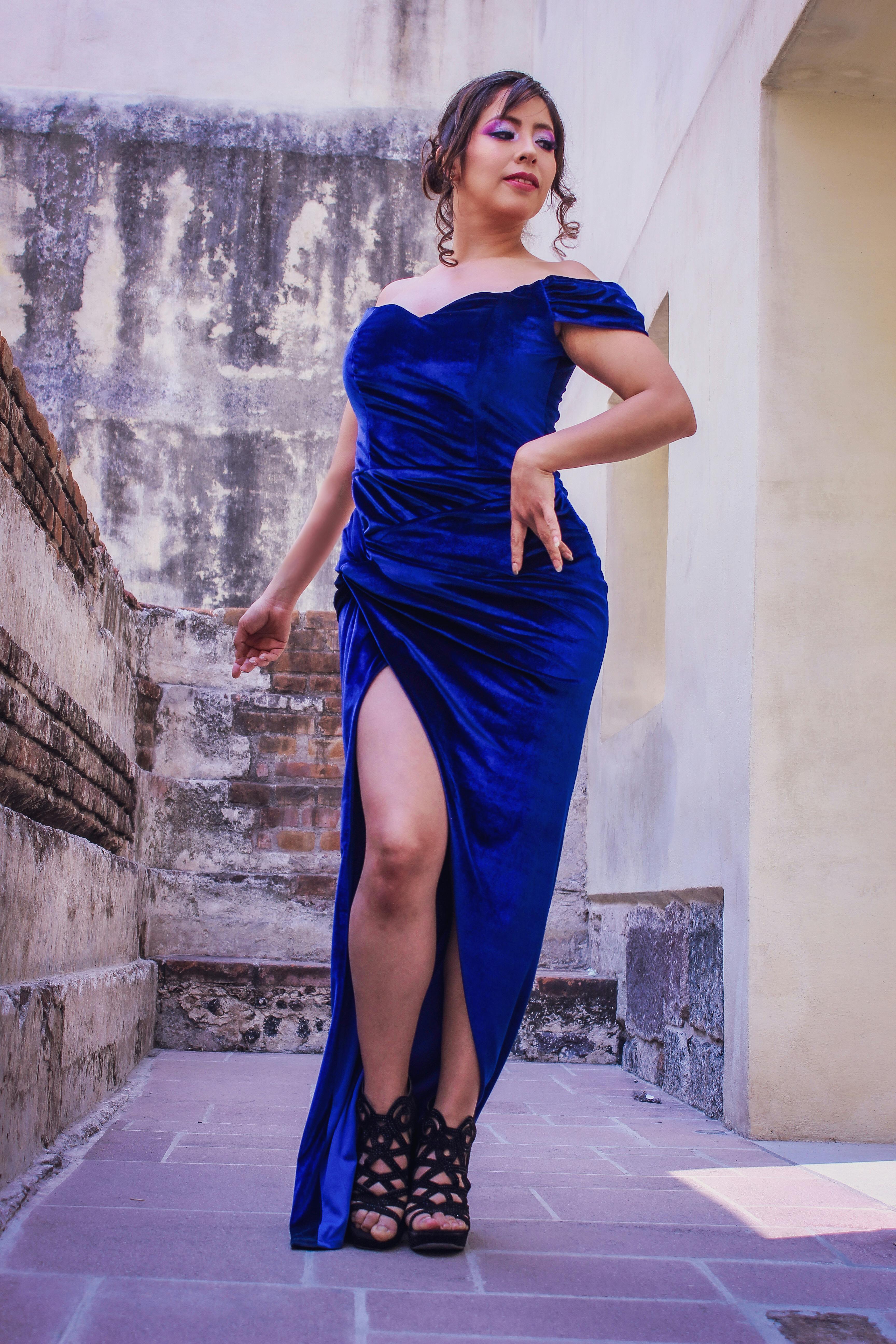 Gratis Modelo con vestido de noche azul posando en un lugar histórico de la Ciudad de México. Foto de stock