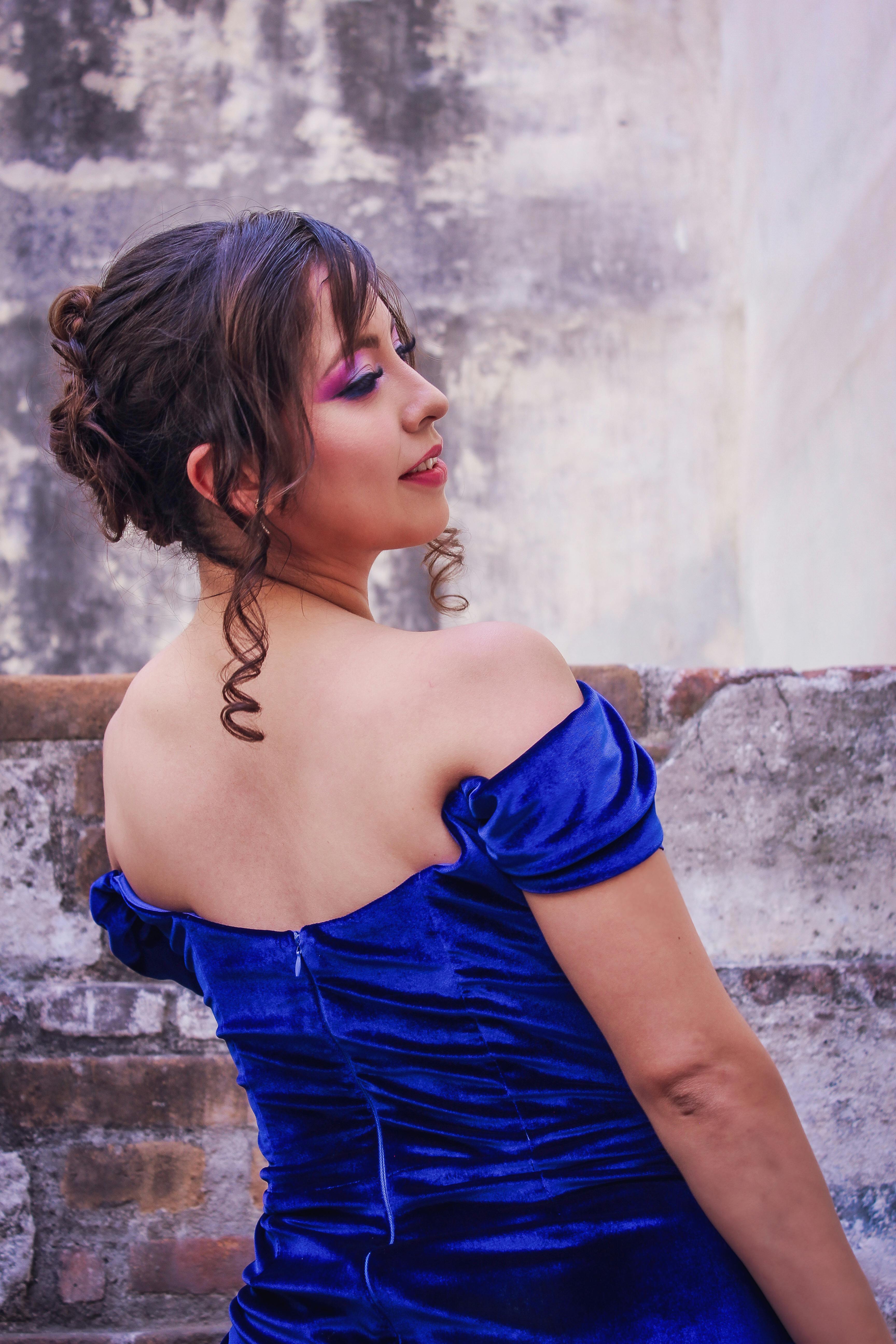 Gratuit Femme élégante dans une robe bleue vibrante posant à l'extérieur dans un musée historique de Mexico. Photos