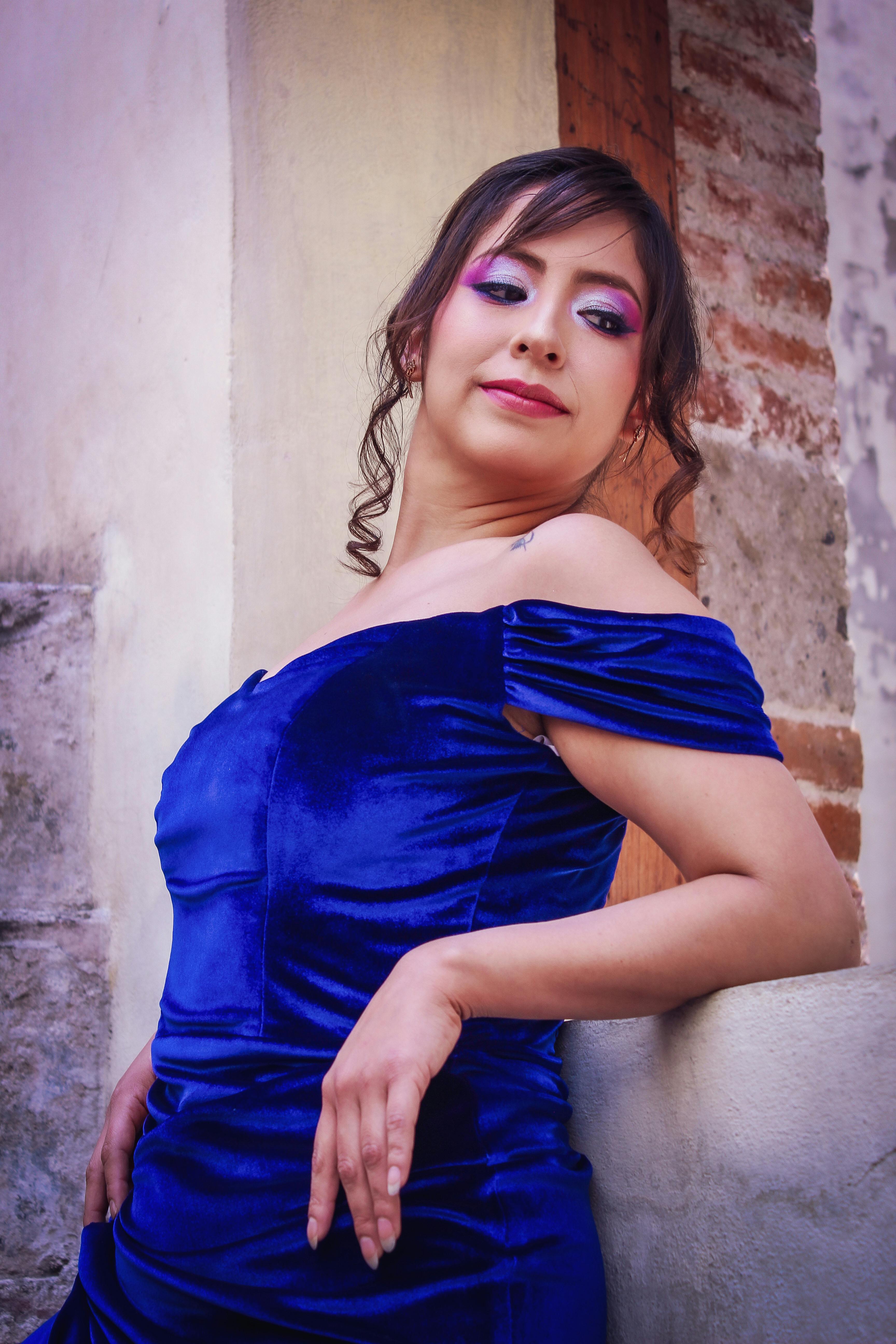 gratis Elegante vrouw in een felblauwe jurk poseert tegen een historische achtergrond in Mexico-Stad. Stockfoto