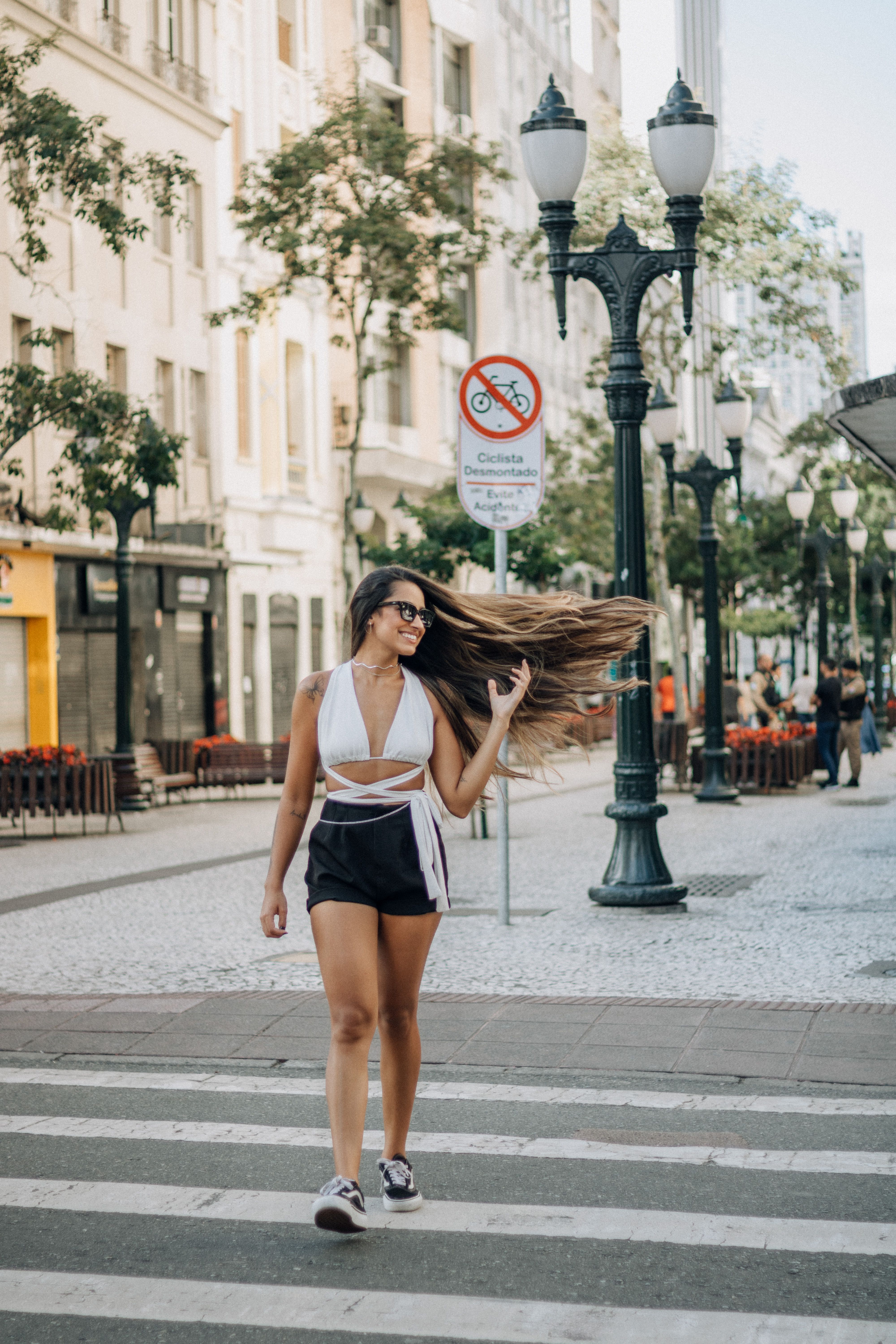 Mujer Joven Caminando Por La Calle De La Ciudad Con El Pelo Largo ...