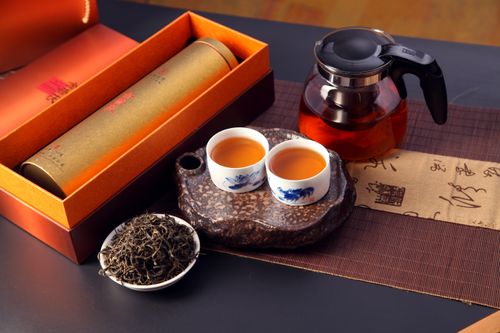 Free A beautifully arranged Chinese tea ceremony featuring teapot, cups, loose leaves, and an elegant gift box. Stock Photo