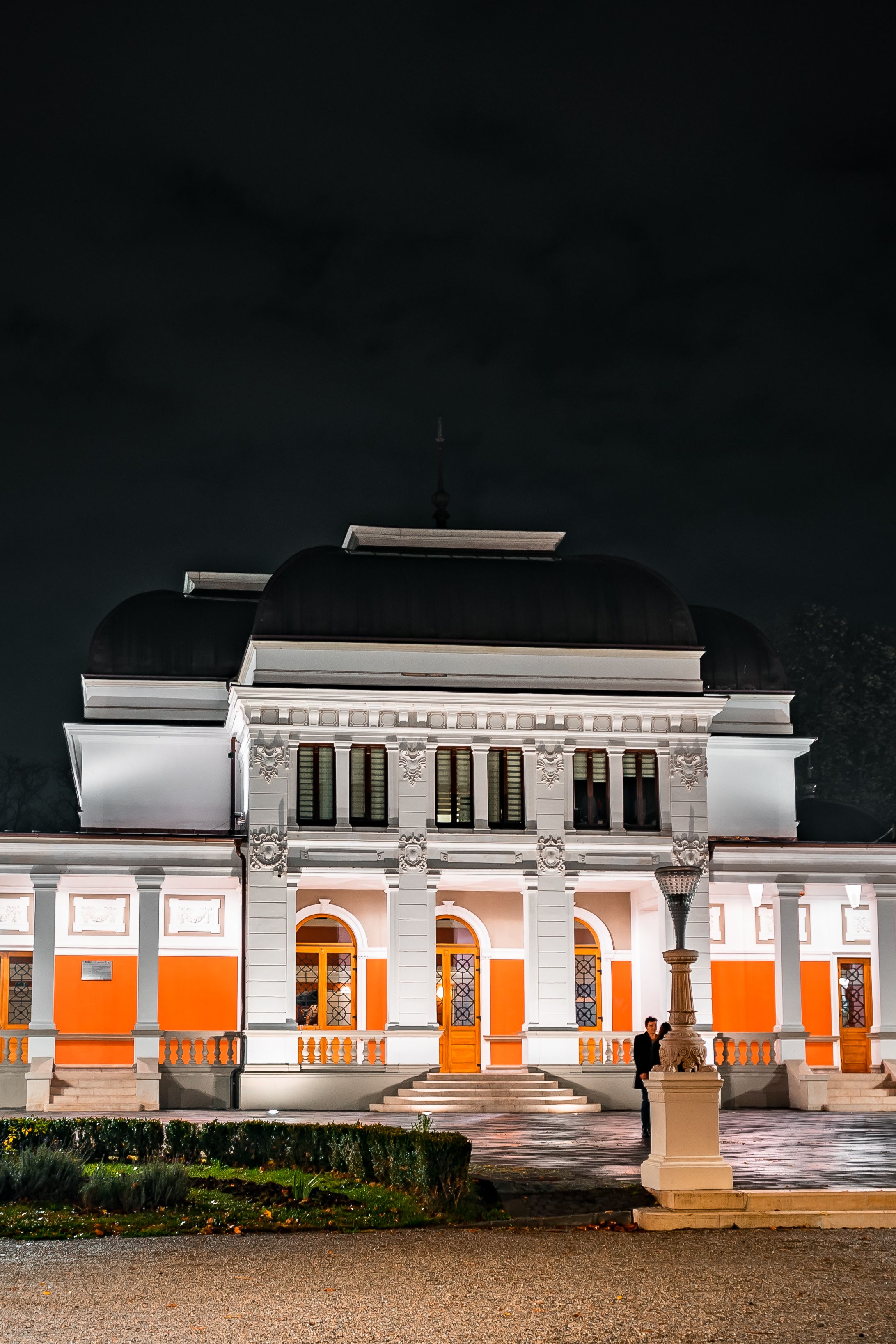 这座历史建筑灯火通明，建筑细节复杂，夜晚的色彩充满活力