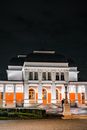 这座历史建筑灯火通明，建筑细节复杂，夜晚的色彩充满活力