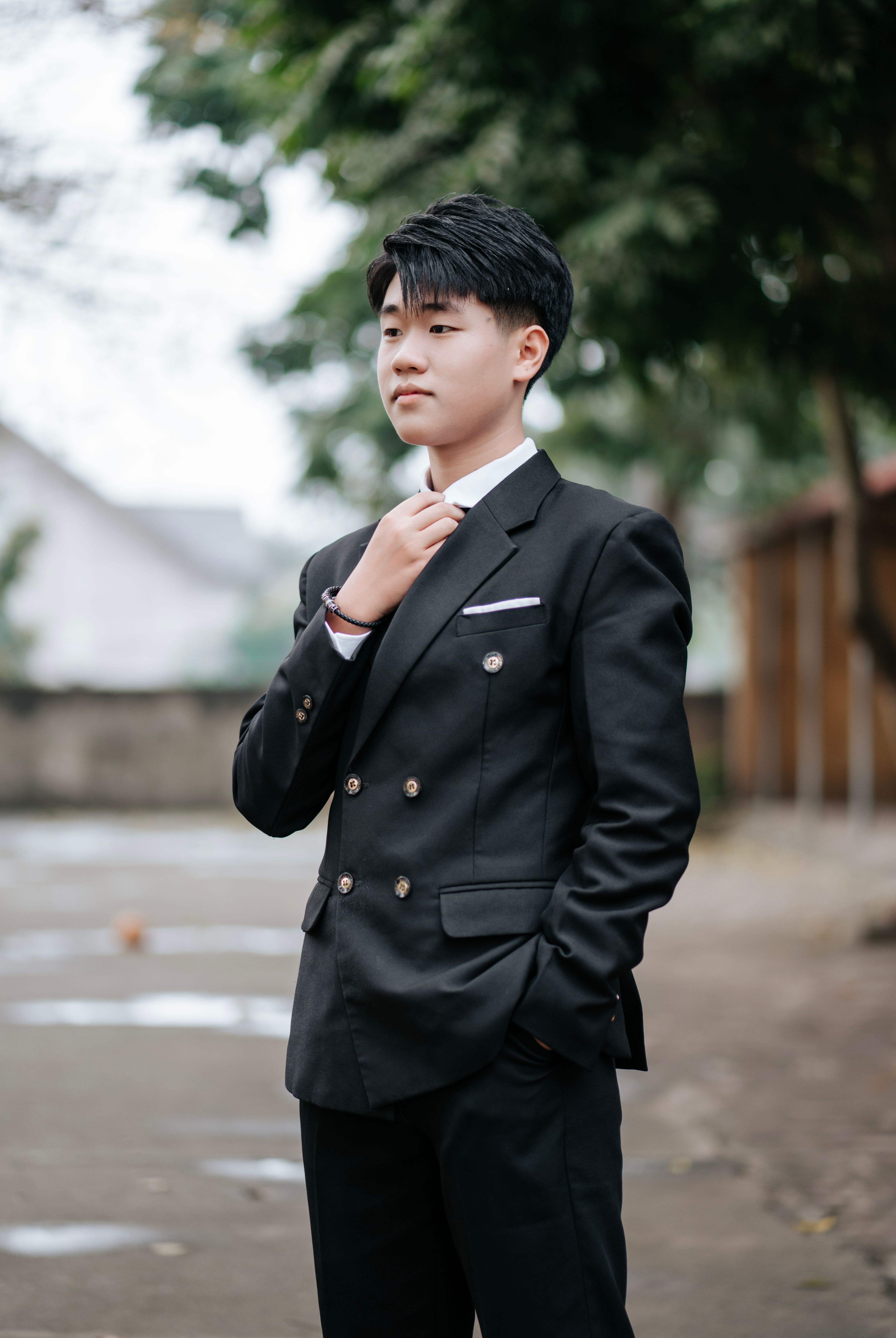 Retrato De Un Joven Seguro De Sí Mismo Con Traje Negro · Foto de stock ...