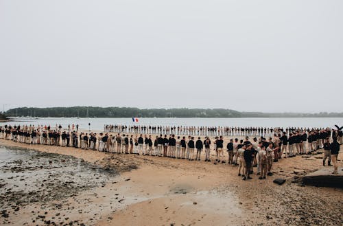 бесплатная Люди, стоящие у водоема Стоковое фото