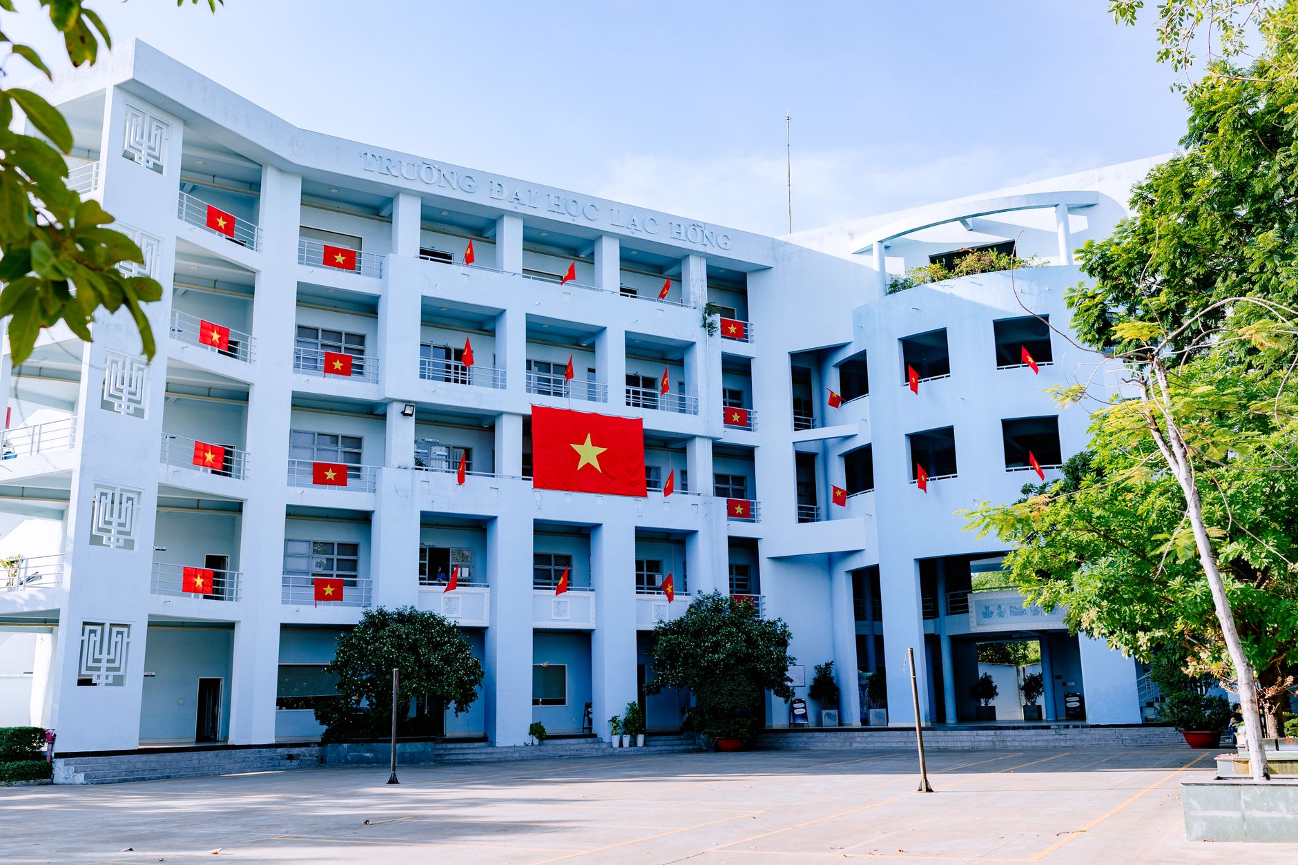 Một trường gà truyền thống được chiếu sáng, khán giả đứng ngoài vòng đấu với vẻ căng thẳng