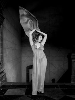 Dynamic black and white fashion shot highlighting elegance and movement in Mexico City.