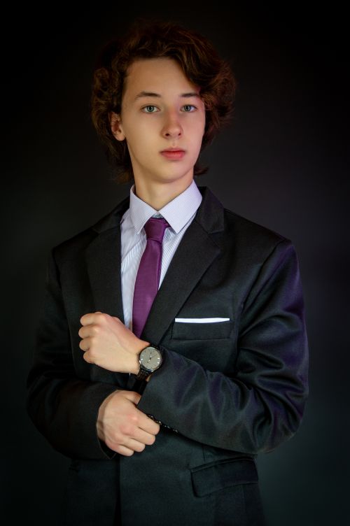 Free Confident young man posing in a suit and tie, showcasing elegance and simplicity. Stock Photo