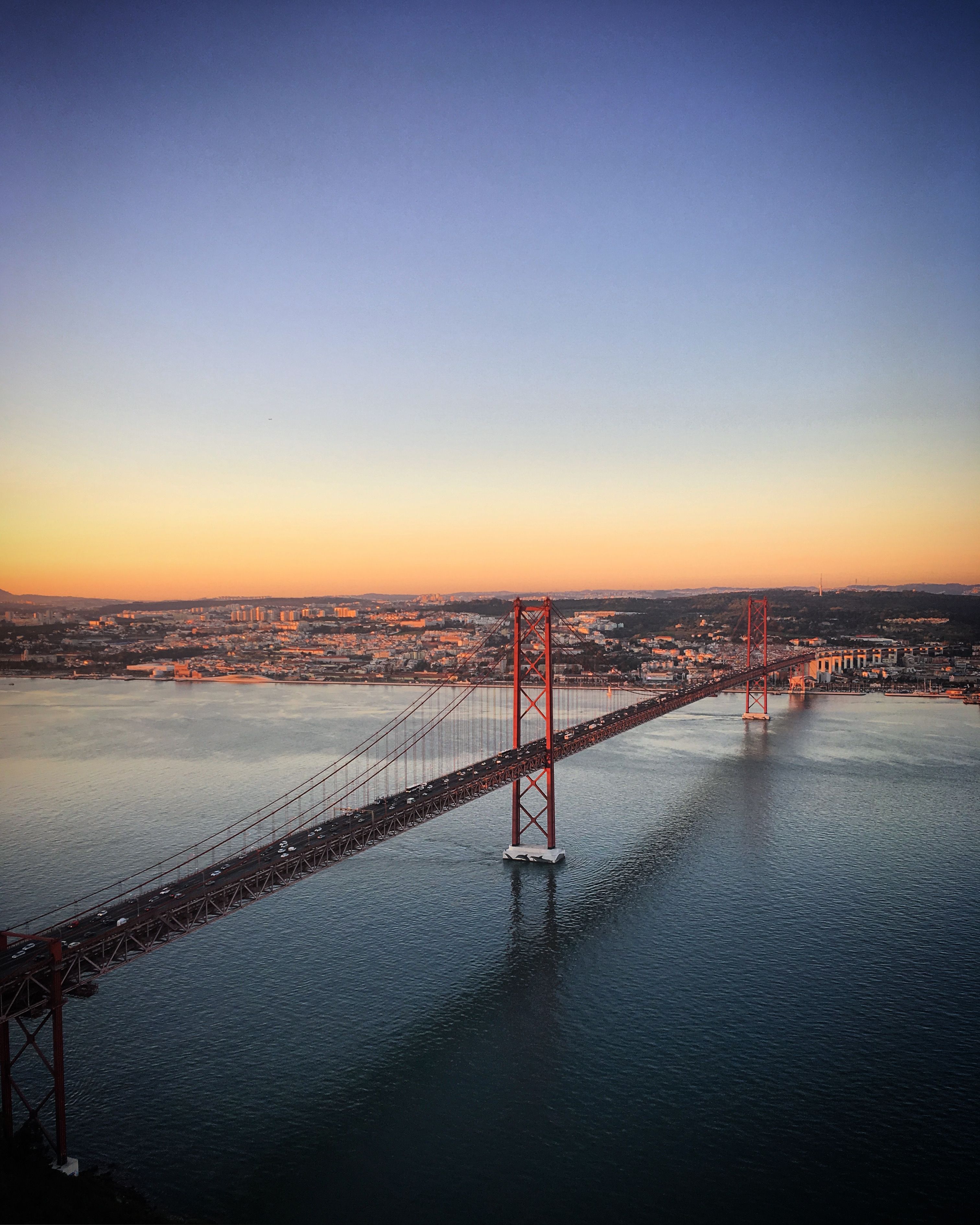sunset-rush-na-ponte-25-de-abril-em-lisboa-foto-profissional-gratuita