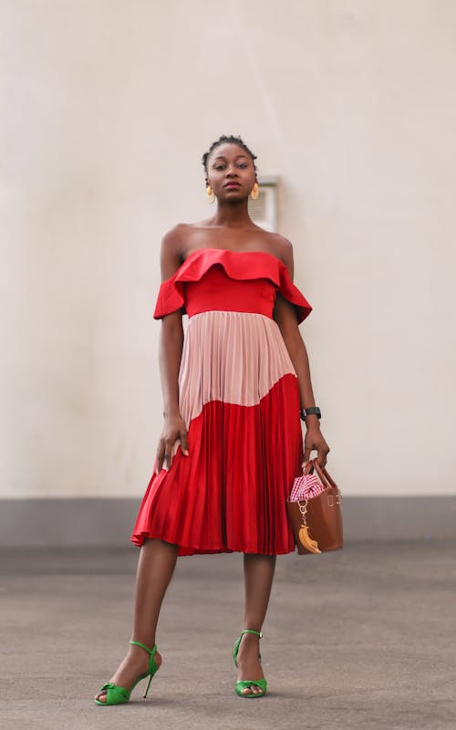 Selectieve Aandacht Fotografie Van Staande Vrouw In Off Shoulder Jurk Met Lederen Handtas