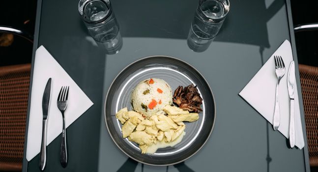 Poitrine de poulet grillée avec quinoa et pesto