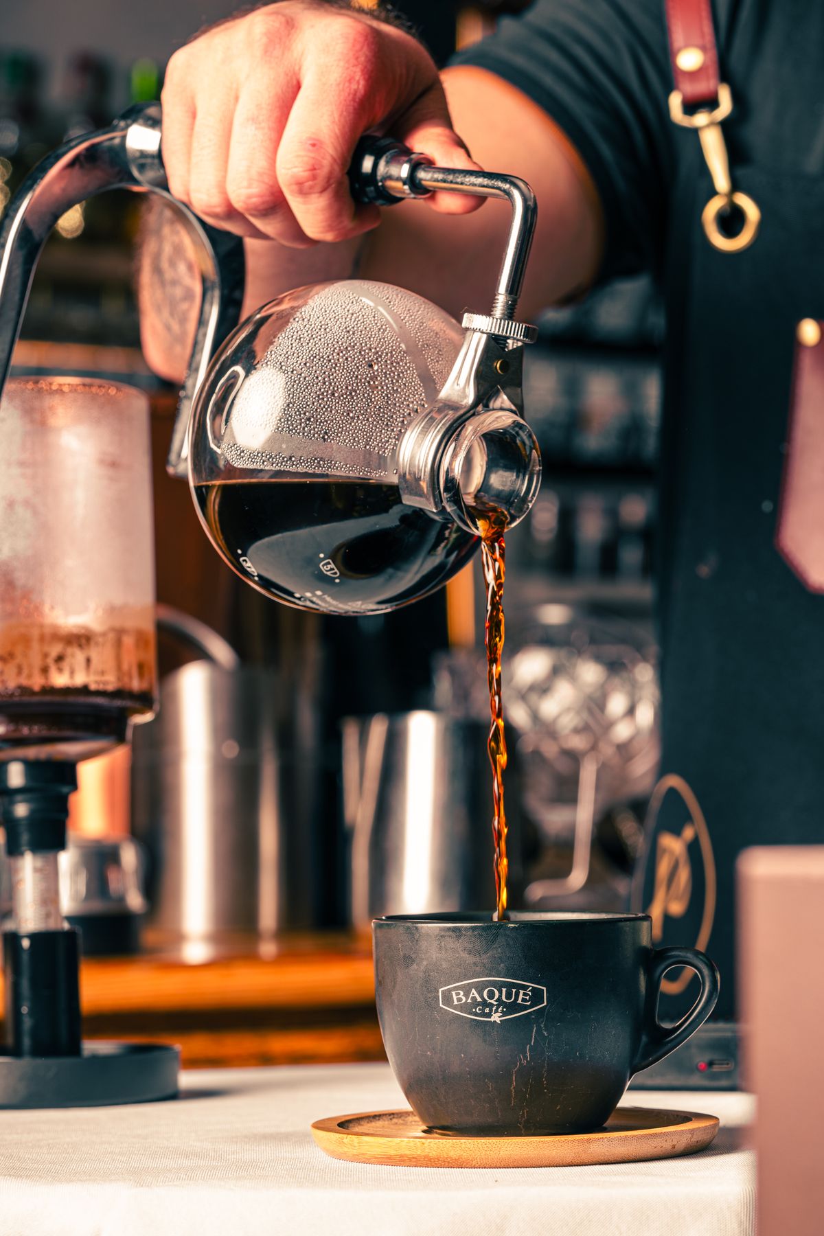 Ceașcă de cafea neagră pe masă