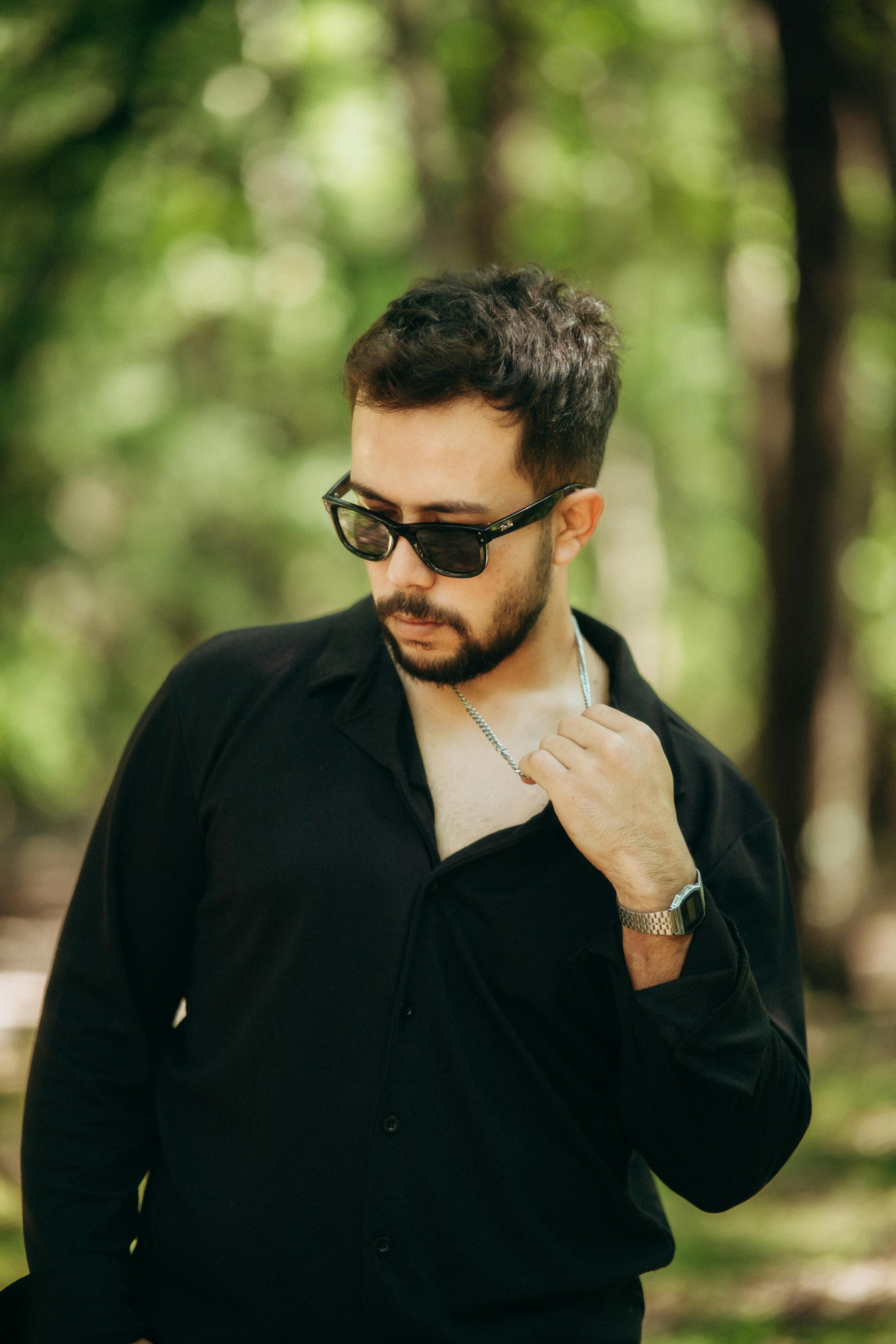 bezplatná Základová fotografie zdarma na téma bokeh, brýle, černá košile Základová fotografie