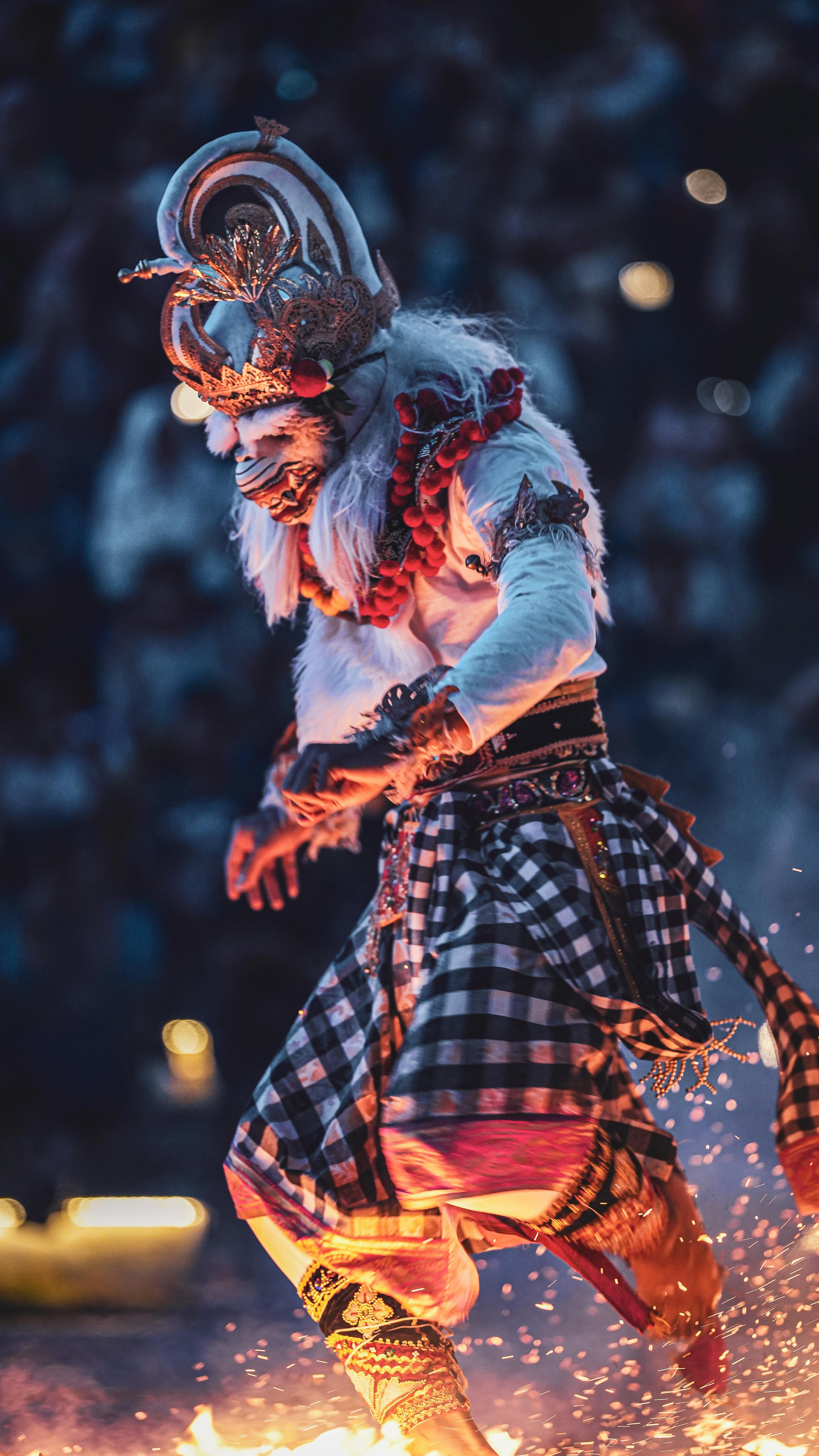 Kostenlos Eine dynamische Aufnahme eines balinesischen Kecak-Tänzers in traditioneller Tracht, der in Jakarta, Indonesien, auftritt. Stock-Foto