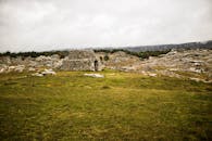 法国乡村岩石景观中历史悠久的石结构