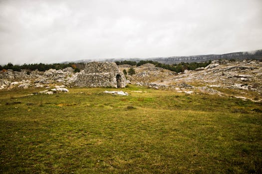 法国乡村岩石景观中历史悠久的石结构