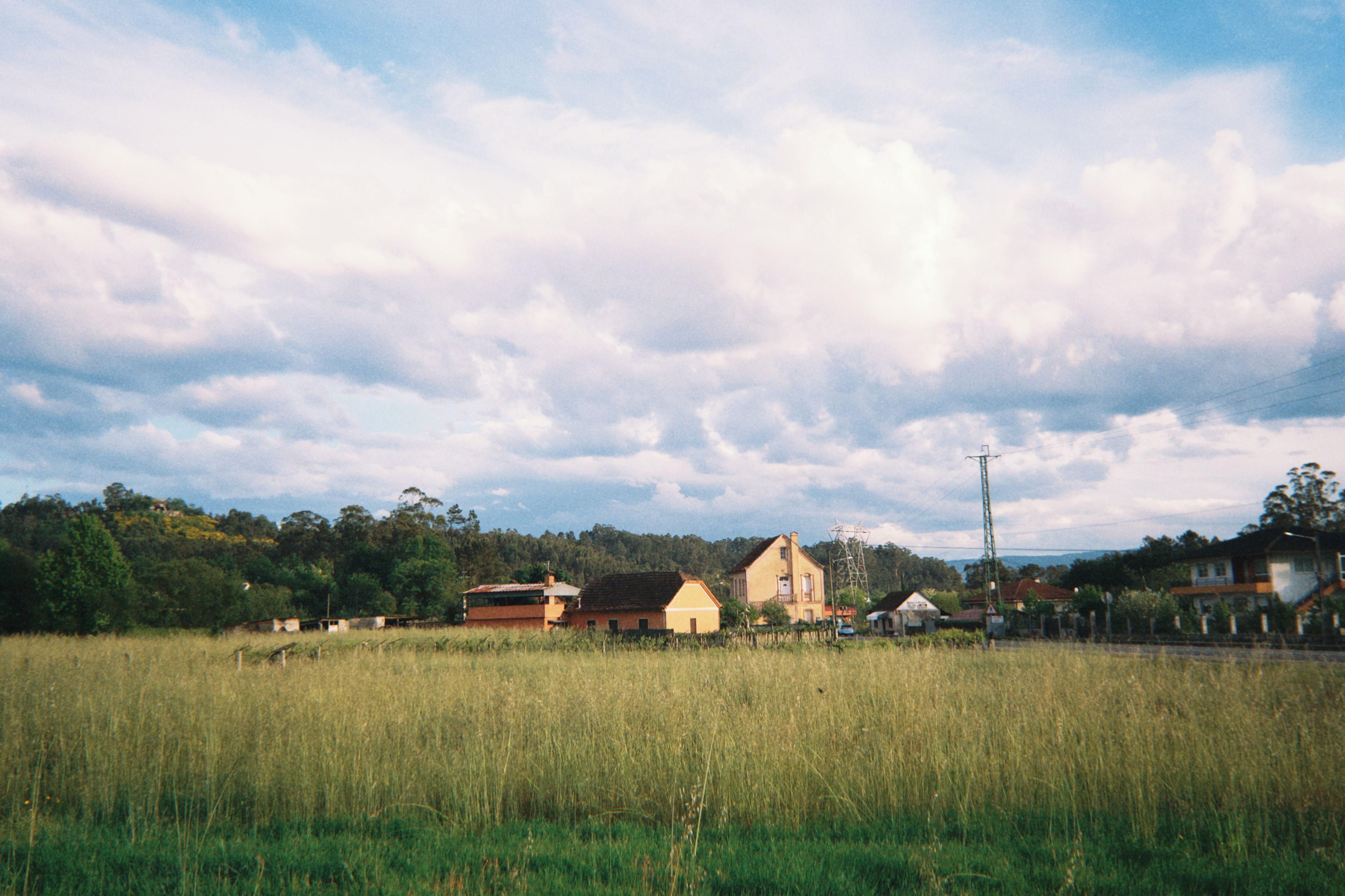 Idyllic Countryside with Quaint Houses and Open Sky · Free Stock Photo