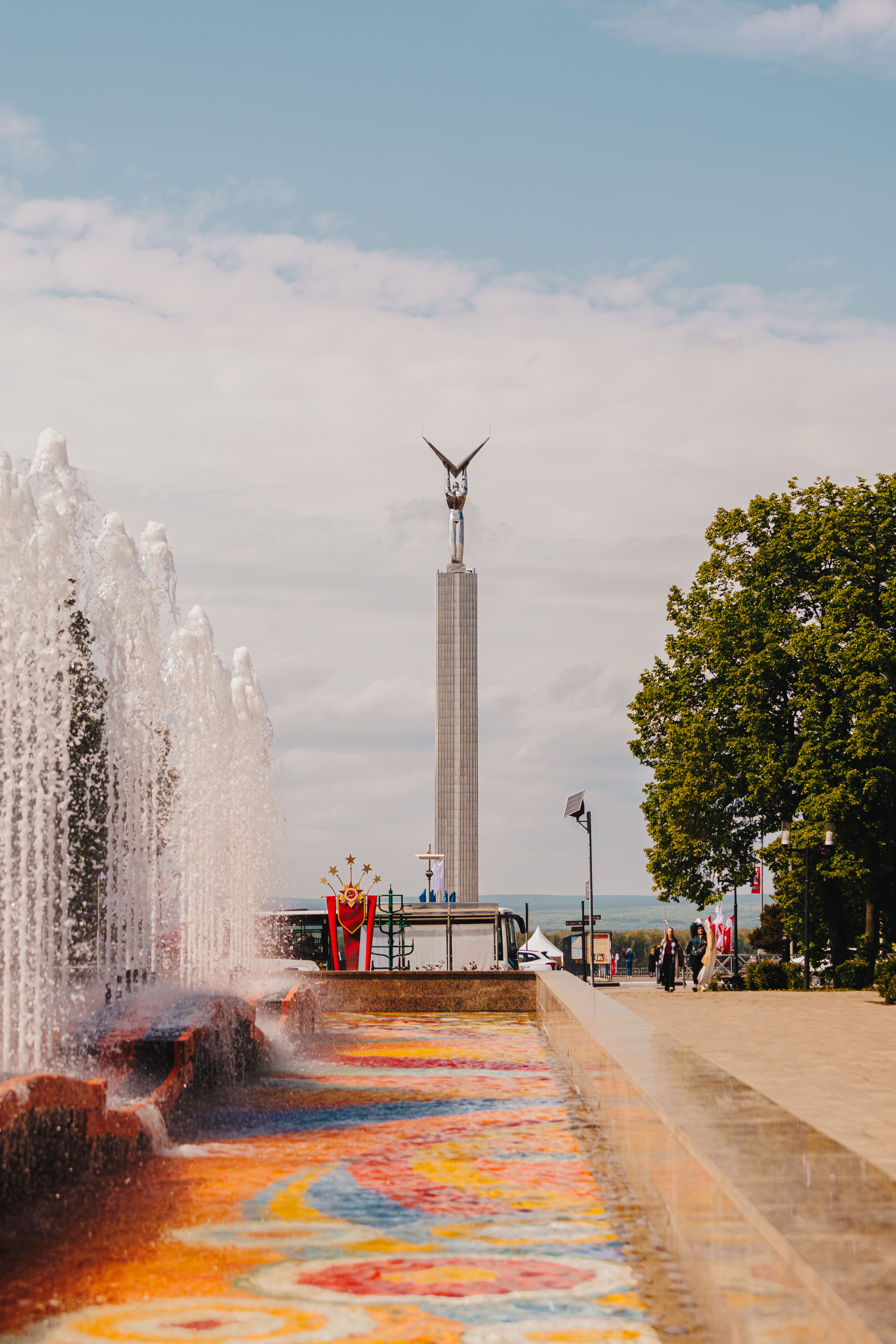 Fountain and Monument in Vibrant Urban Park · Free Stock Photo
