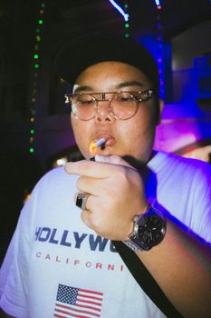 在菲律宾吕宋岛中部的一座城市里，一名年轻人晚上点燃了香烟