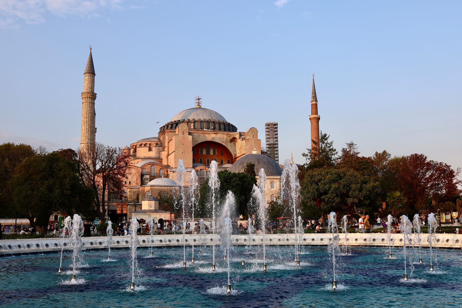 Stunning view of Hagia Sophia with fountain at sunset in İstanbul, Türkiye.