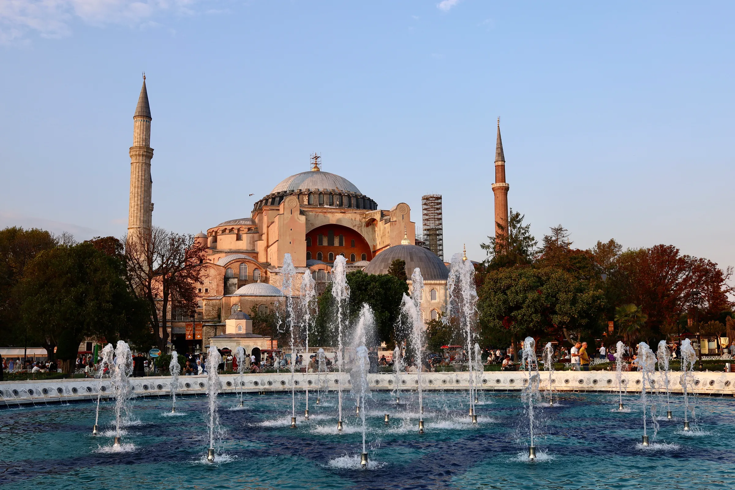 Hagia Sophia di Istanbul, Türkiye, dilihat dari kolam air mancur Lapangan Sultanahmet