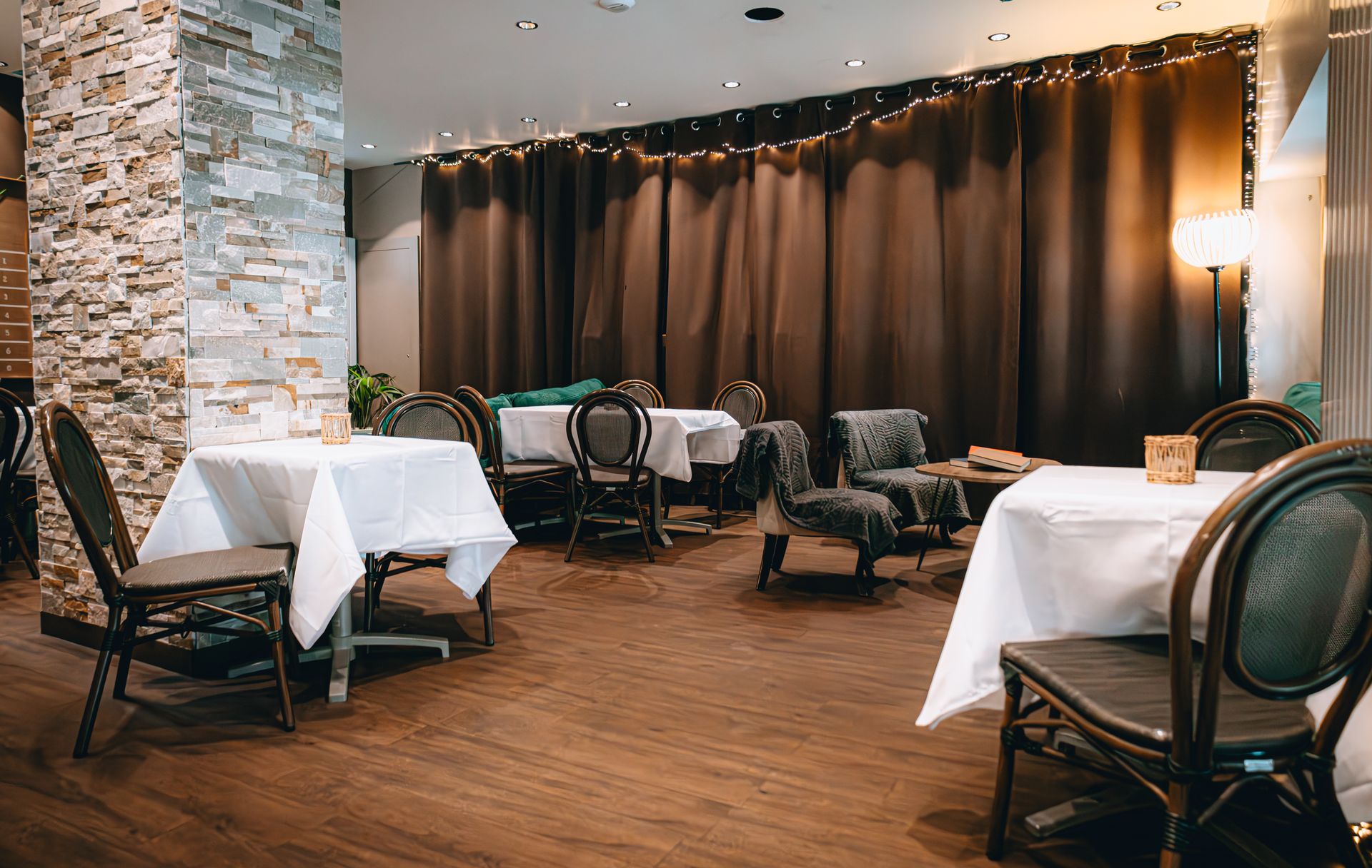 Charming restaurant with elegant lighting and modern decor, perfect for intimate dining experiences.